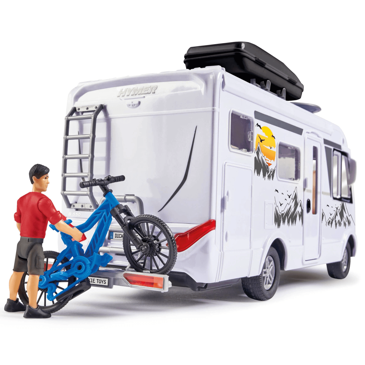 Ein Mann in Rot lädt ein blaues Fahrrad auf einen weißen Wohnwagen mit Dachbox.