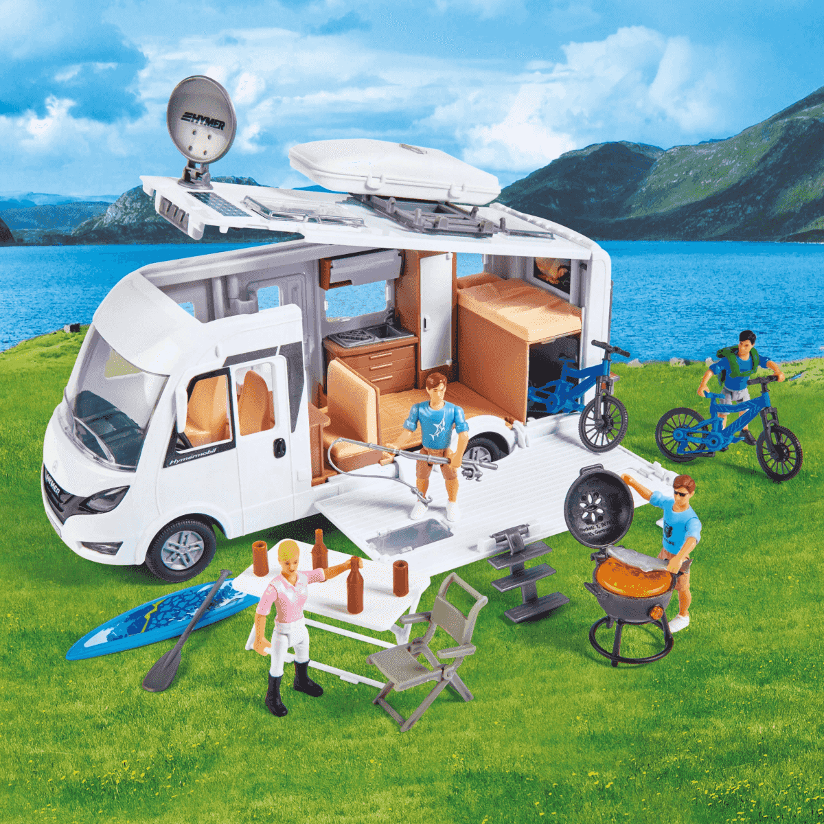 Wohnmobil-Spielzeugszene mit Figuren, Fahrrädern, Grill und See im Hintergrund.