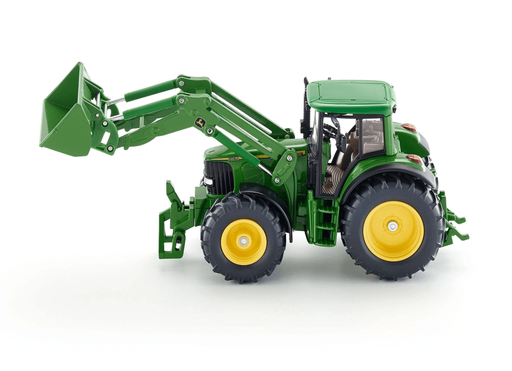 Tractor de juguete verde con pala frontal y ruedas amarillas sobre fondo blanco.