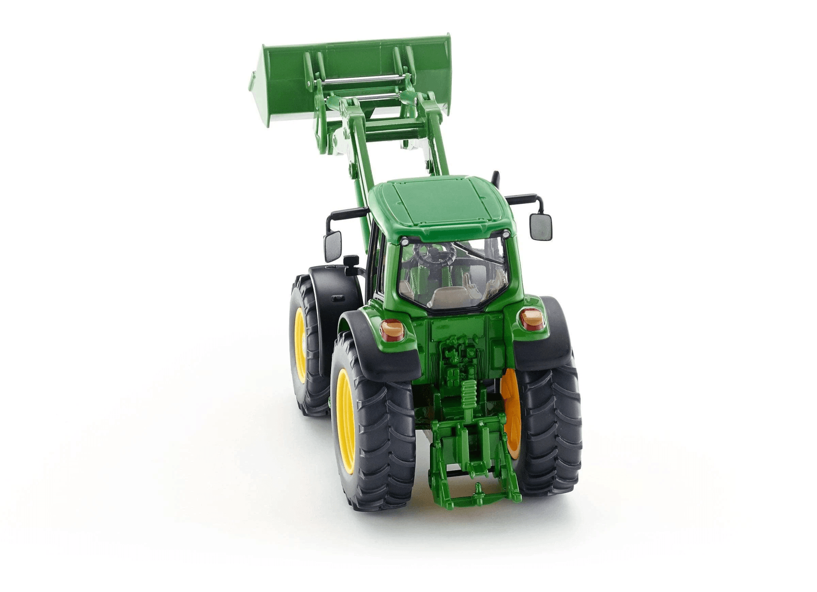 Un tractor de juguete verde con pala frontal está sobre fondo blanco.