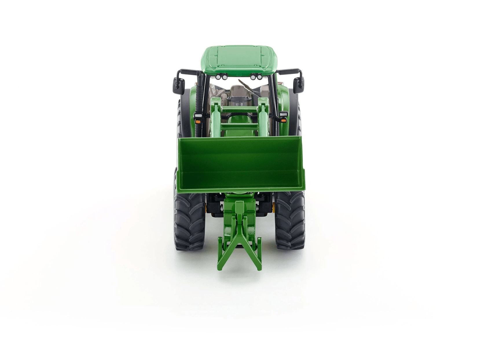 Tractor de juguete verde con pala frontal, visto desde atrás.