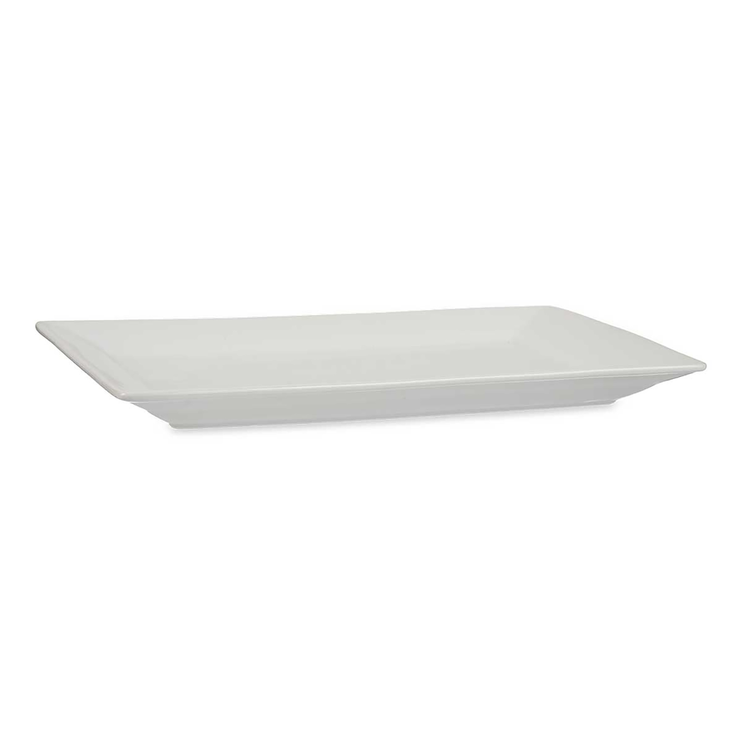 Un piatto da portata rettangolare bianco riposa su uno sfondo bianco.