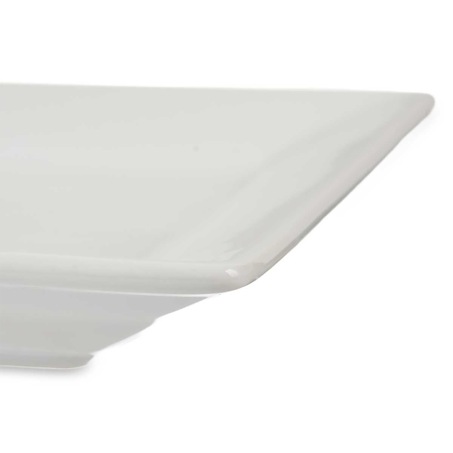 Primo piano di una ciotola in ceramica bianca e rettangolare con bordi arrotondati.