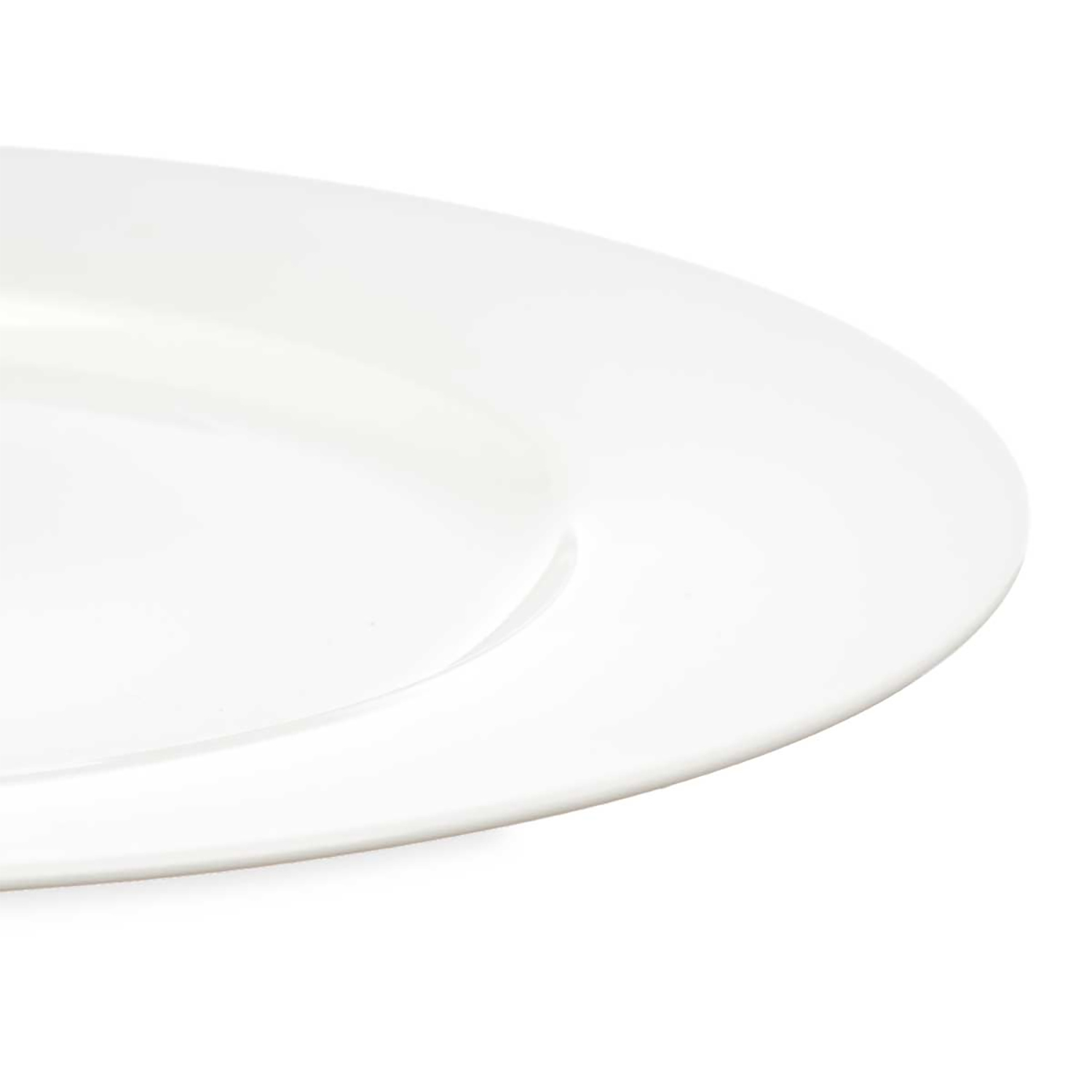 Un piatto bianco in ceramica con bordo, isolato su sfondo bianco.