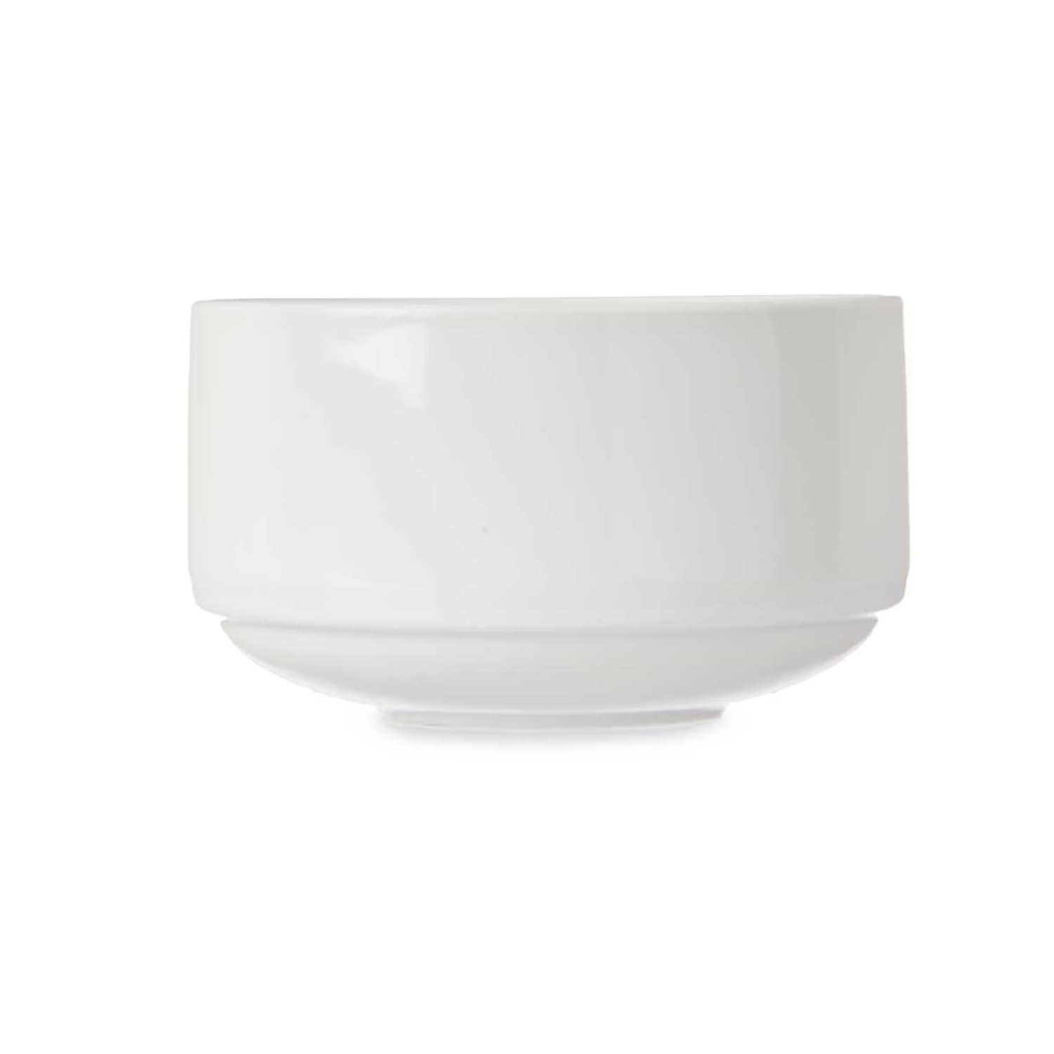 Una ciotola bianca in ceramica con bordo arrotondato su sfondo bianco.