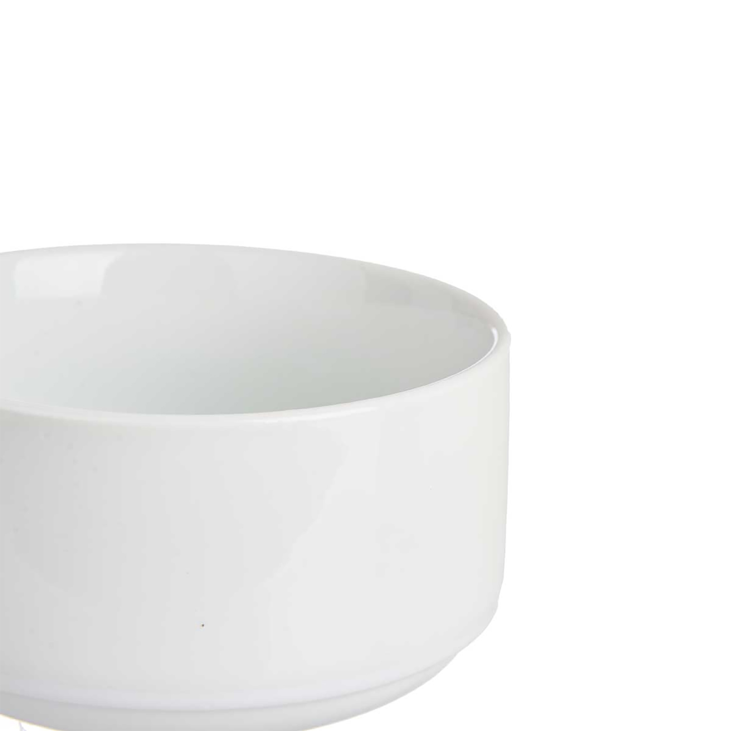 Una ciotola in ceramica bianca è mostrata su sfondo bianco.
