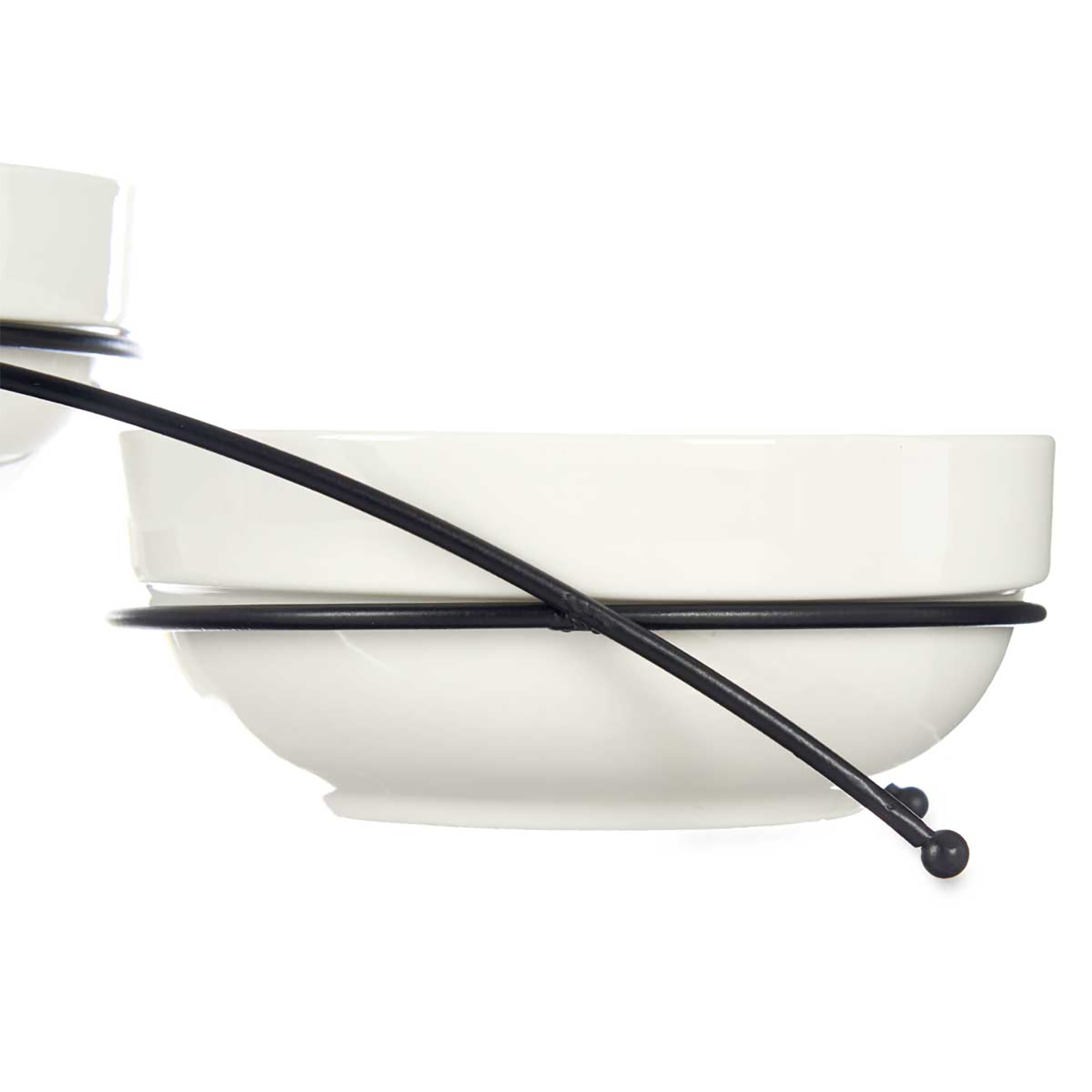 Cuenco de cerámica blanco con soporte de metal negro sobre fondo blanco.