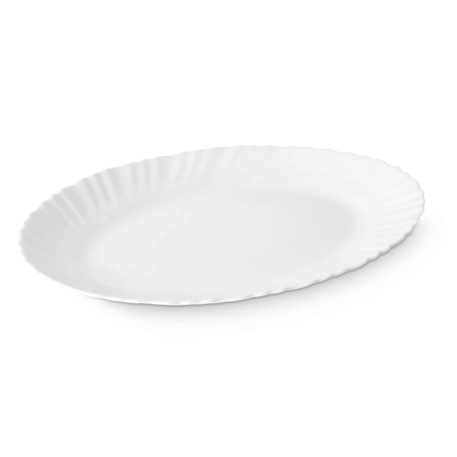 Un piatto ovale bianco con bordo scanalato, su sfondo bianco.