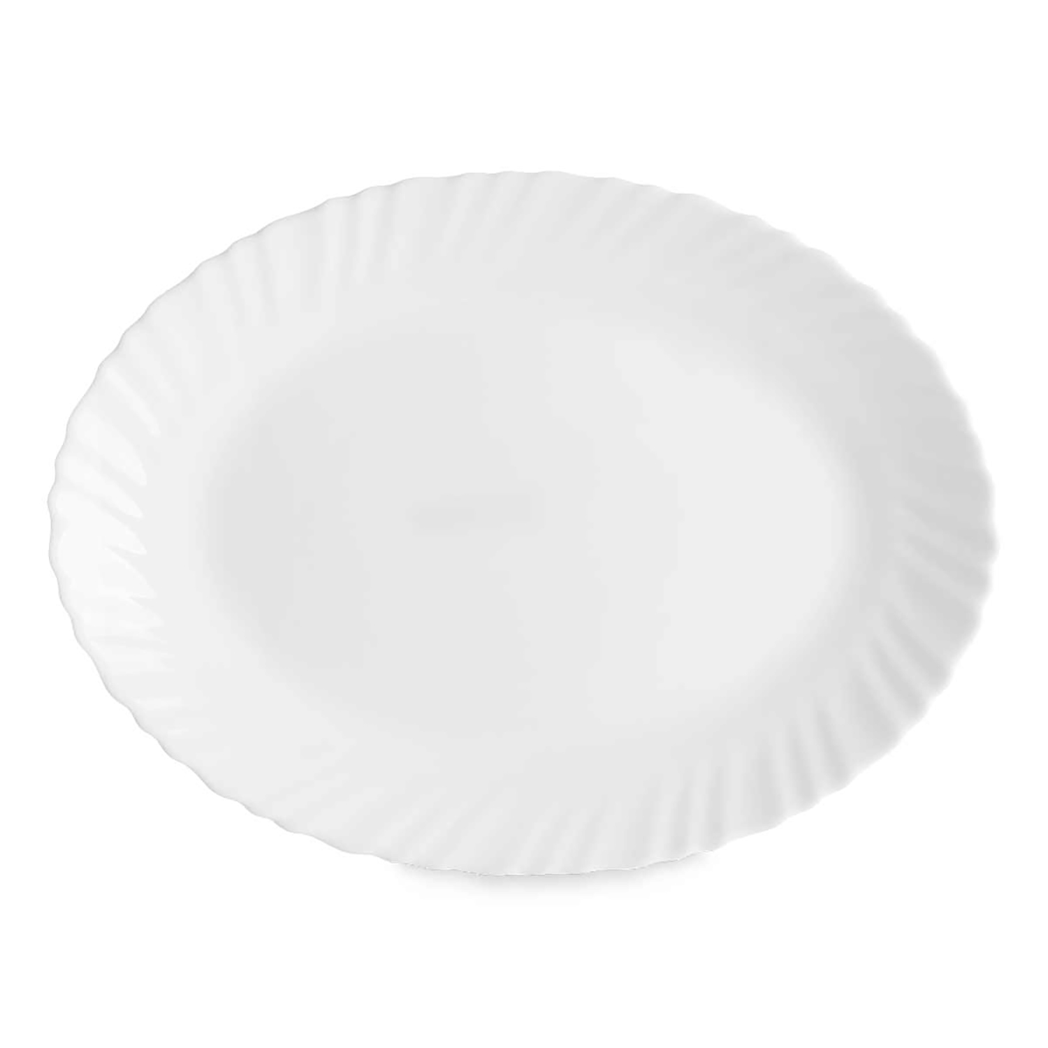 Un piatto ovale bianco con bordo a coste su sfondo bianco.
