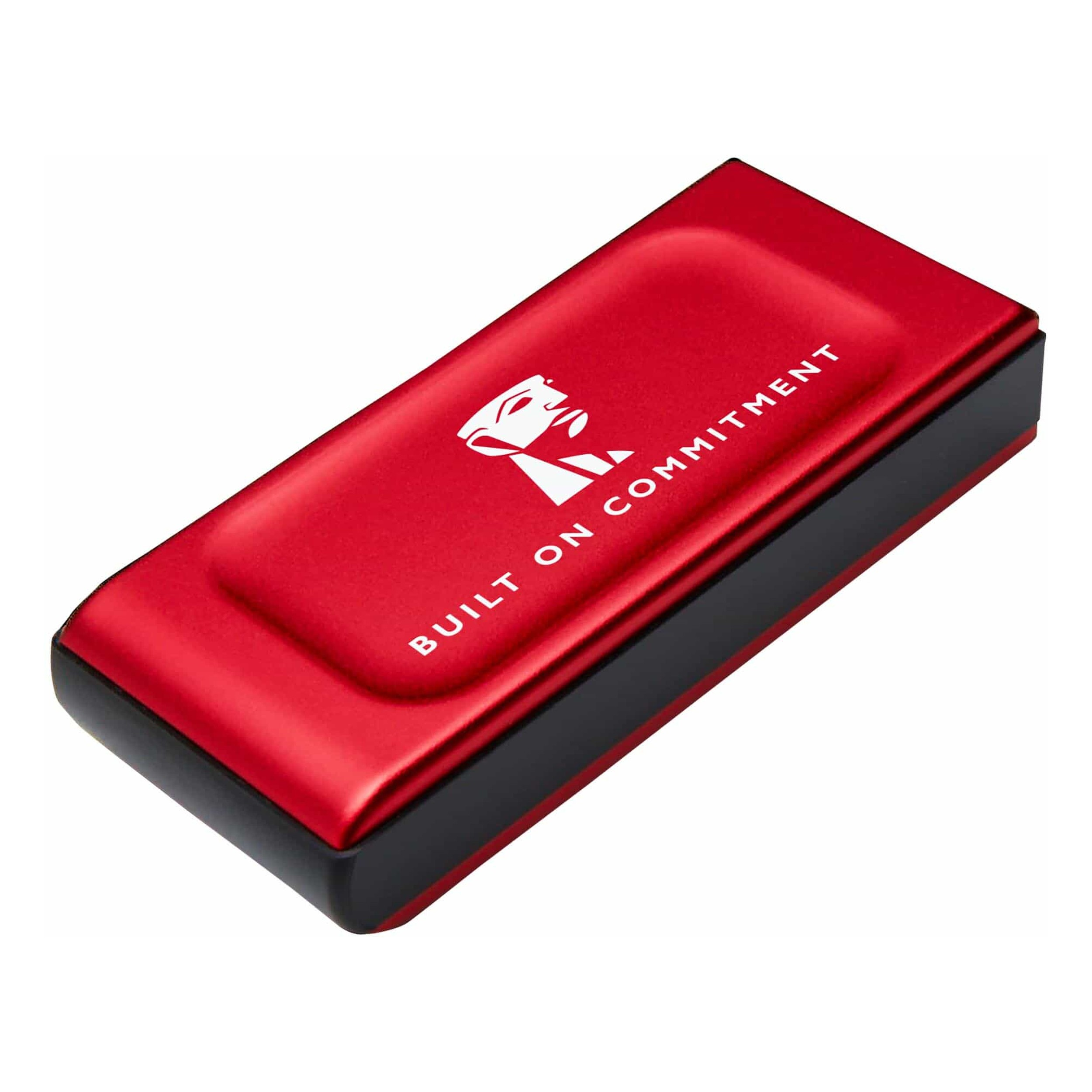Beyaz logolu, siyah kasalı kırmızı USB bellek.