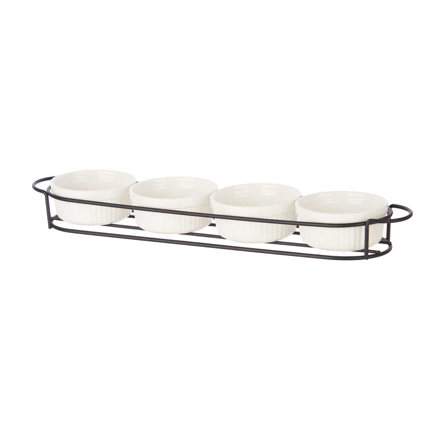Quattro ramekin bianchi in un porta metallo nero su sfondo bianco.