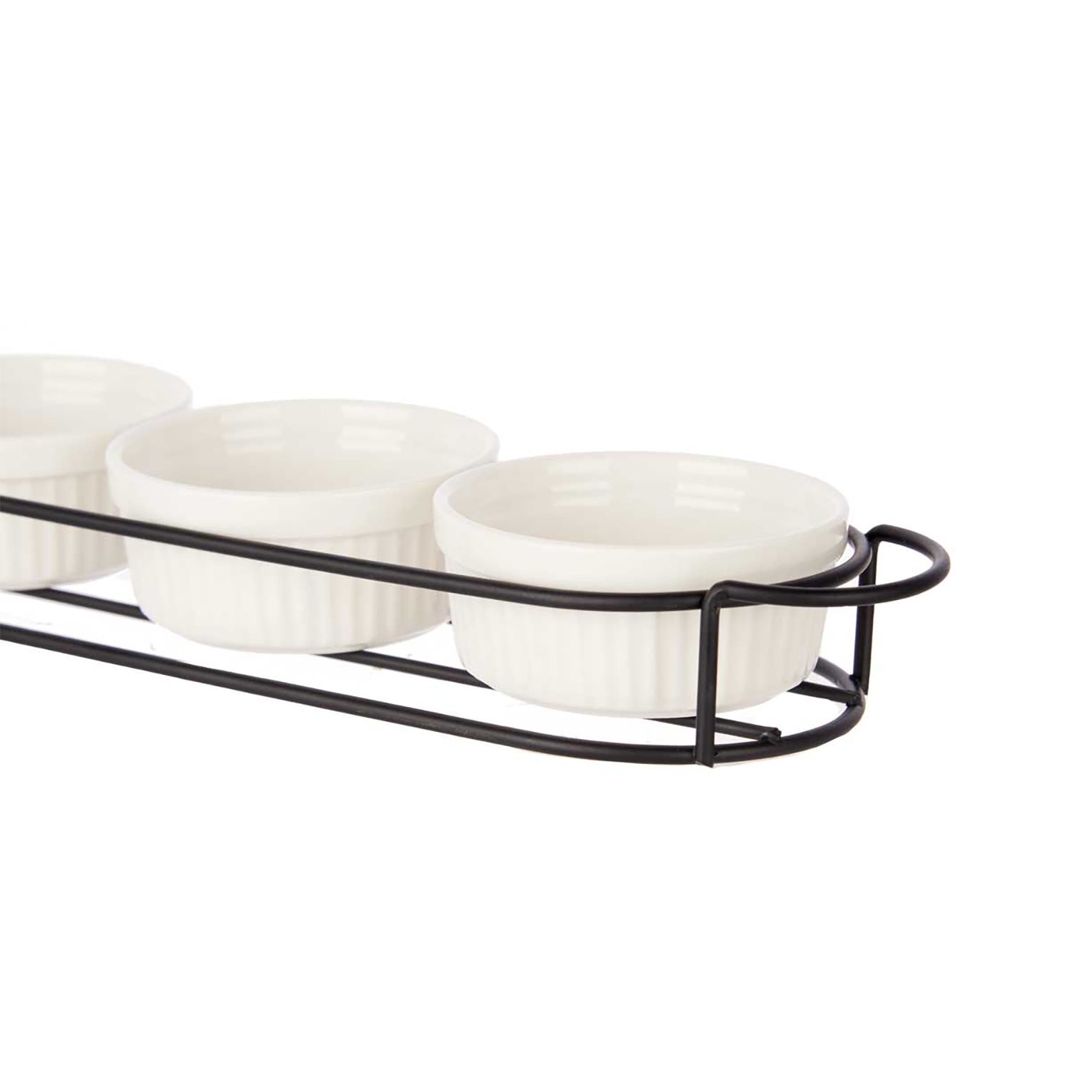 Ramekin bianchi in un porta metallo nero su sfondo bianco.