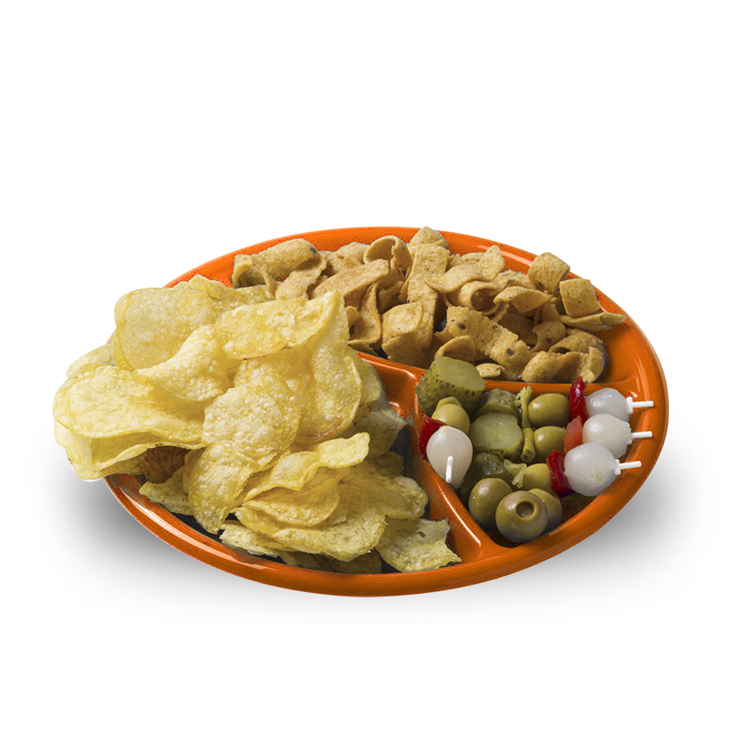 Un vassoio arancione con patatine, tortilla chips e spiedini di olive e sottaceti.