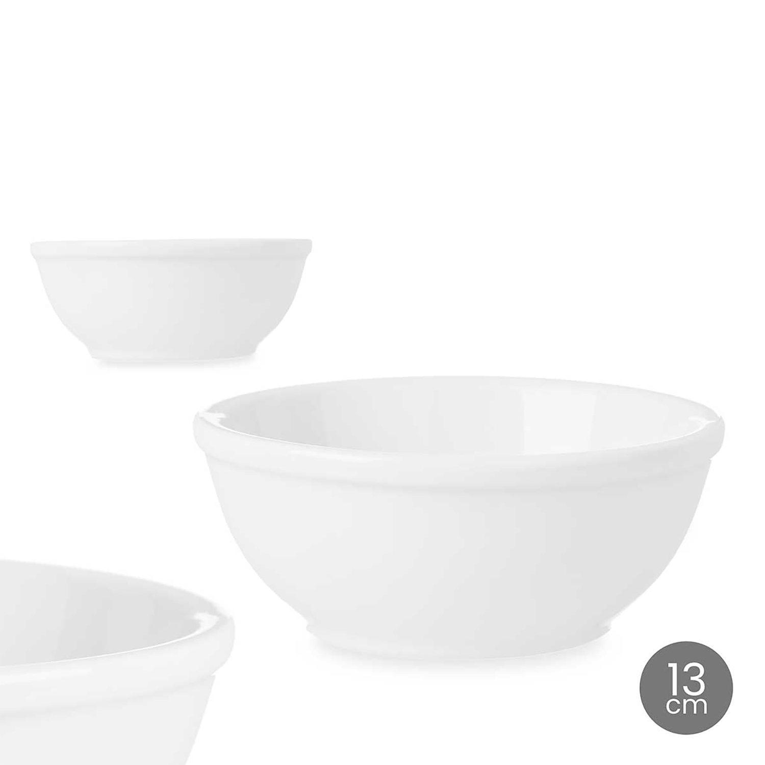 Tre ciotole in ceramica bianca su sfondo bianco. Una ciotola misura 13 cm.