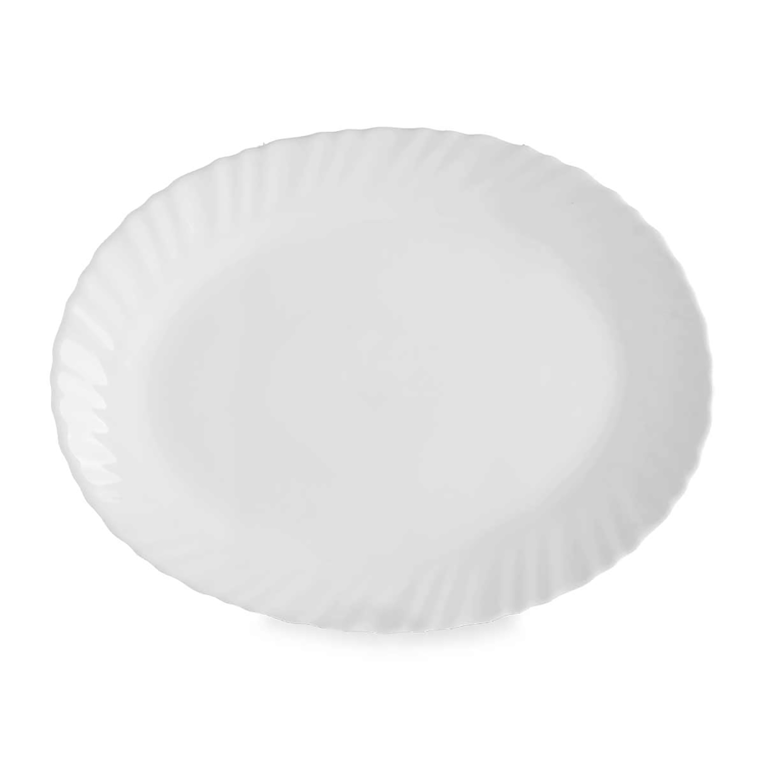 Un piatto ovale bianco con bordo scanalato.