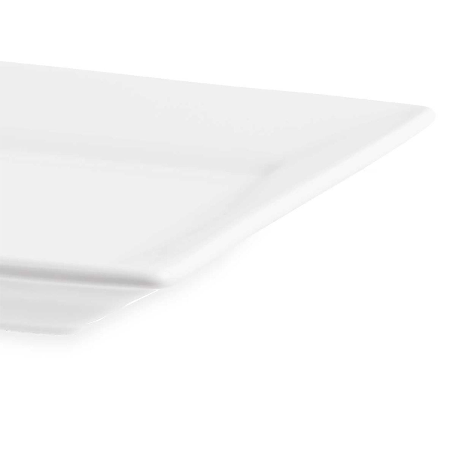Un piatto rettangolare bianco con angoli arrotondati su sfondo bianco.