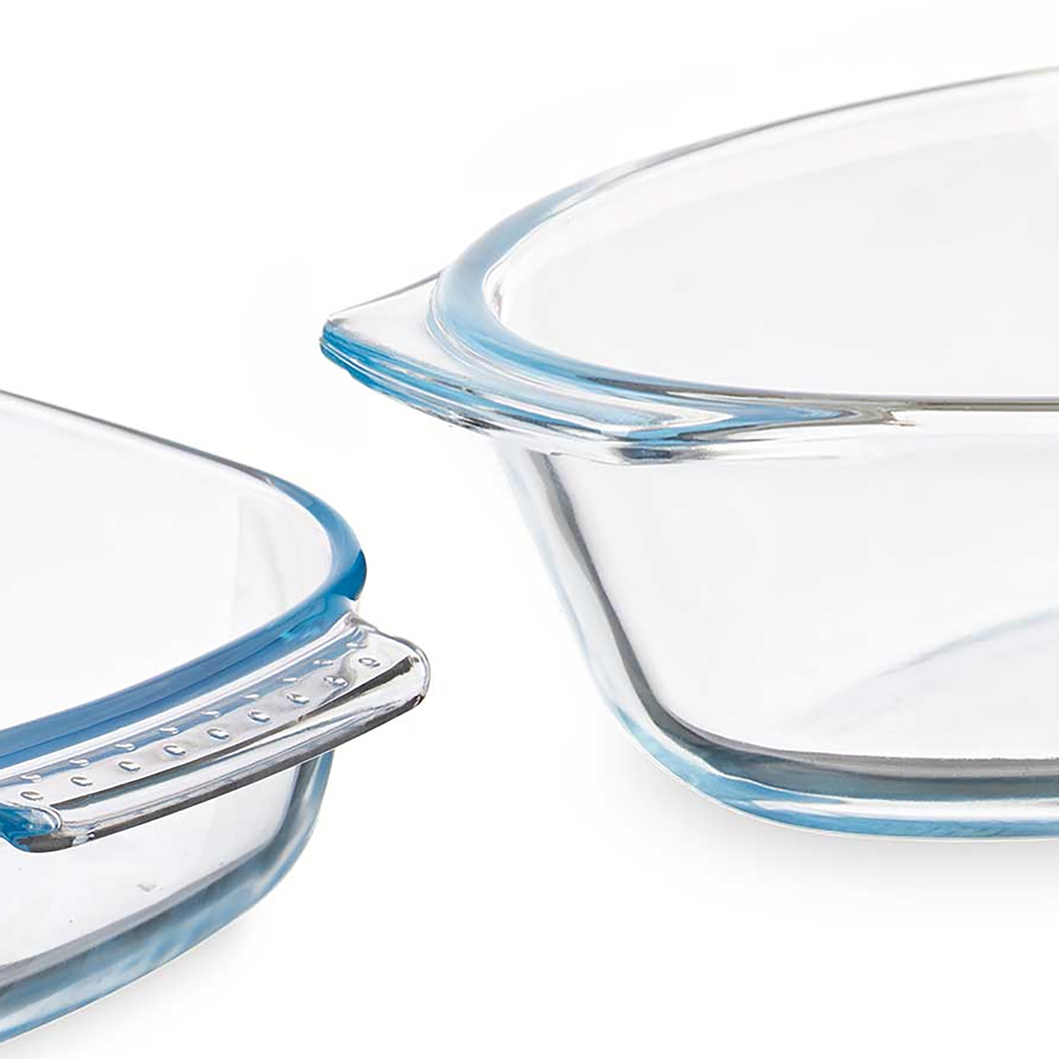 Due teglie in vetro trasparente con bordi blu su sfondo bianco.