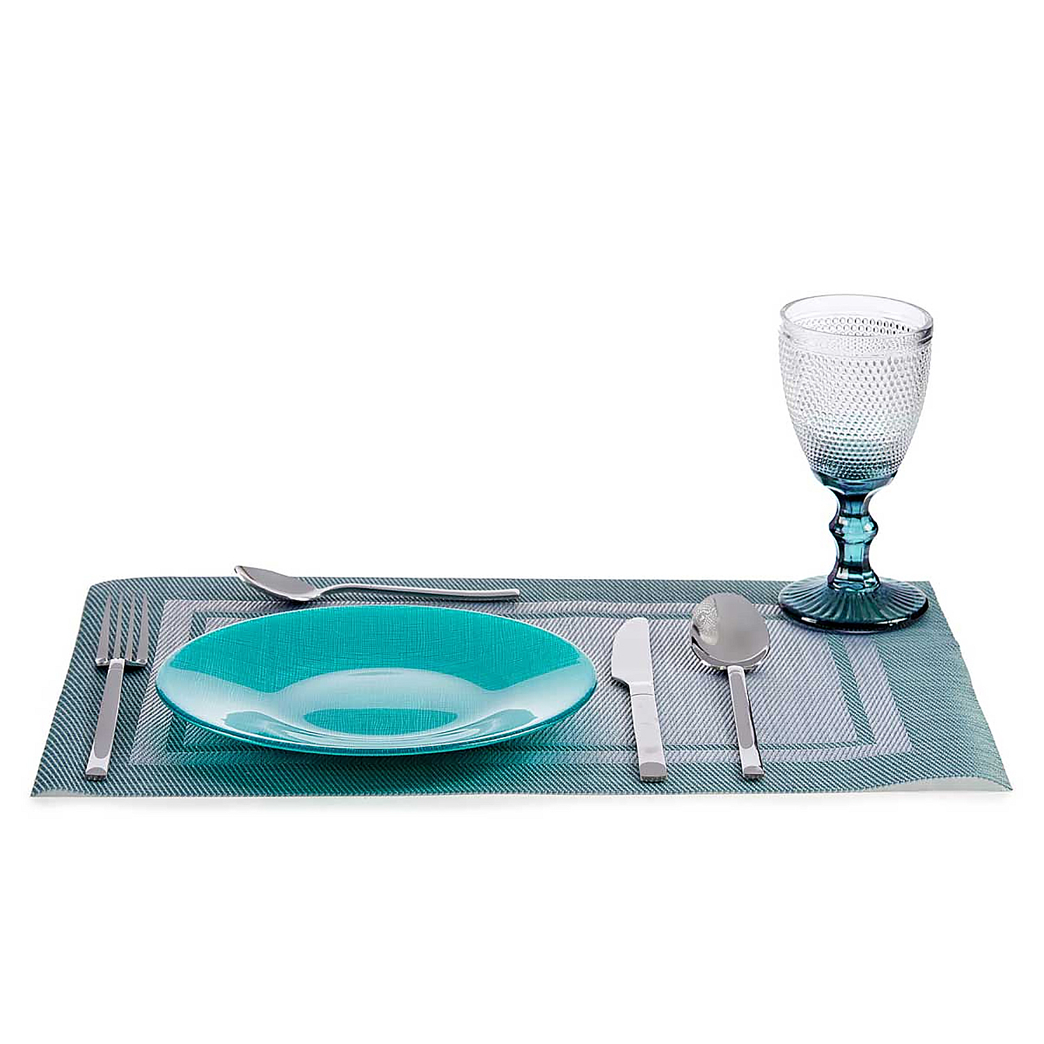 Una tovaglietta turchese con piatto, forchetta, coltello, cucchiaio abbinati e un bicchiere blu testurizzato su sfondo bianco.