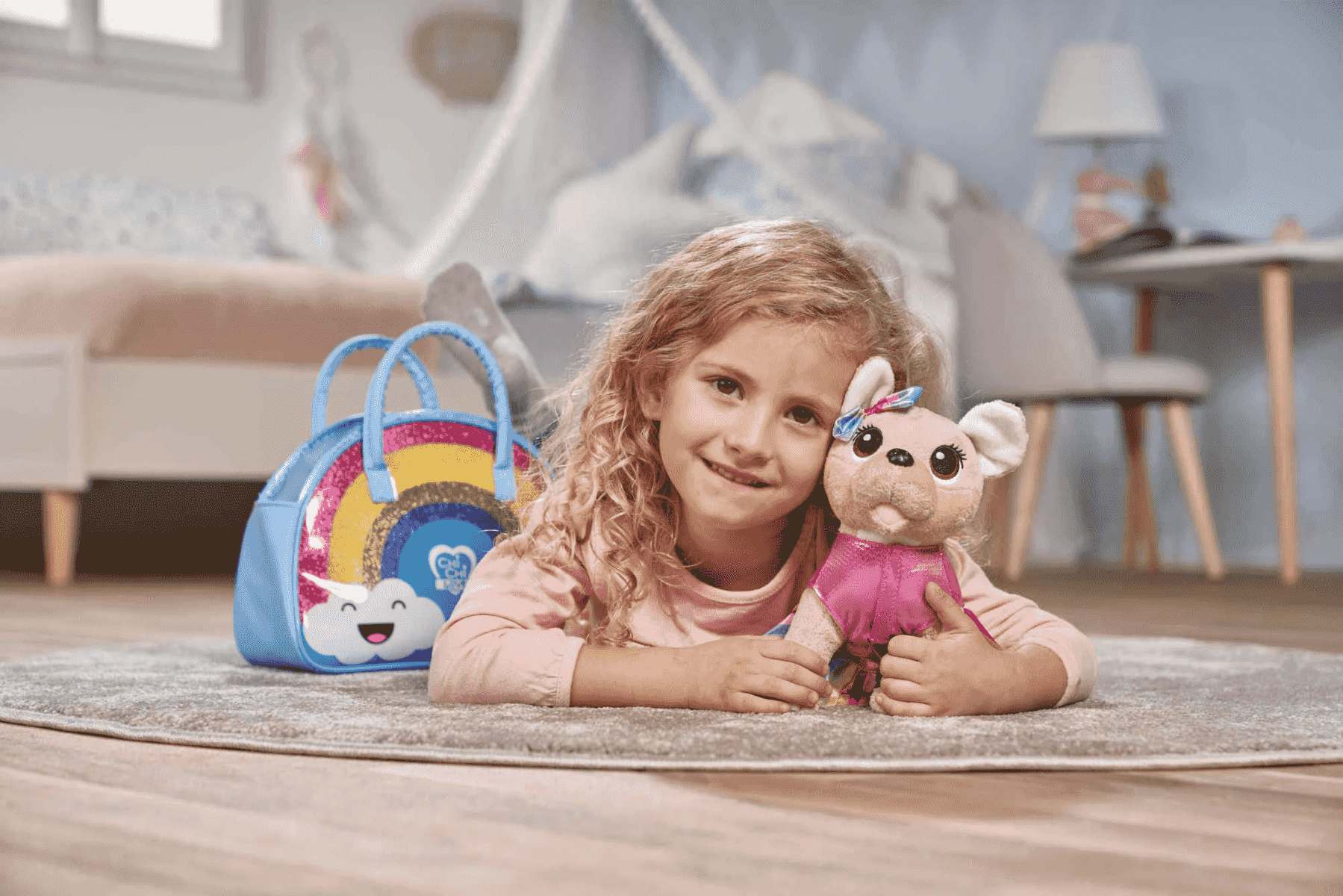 Una niña yace en una alfombra con un peluche junto a un bolso.
