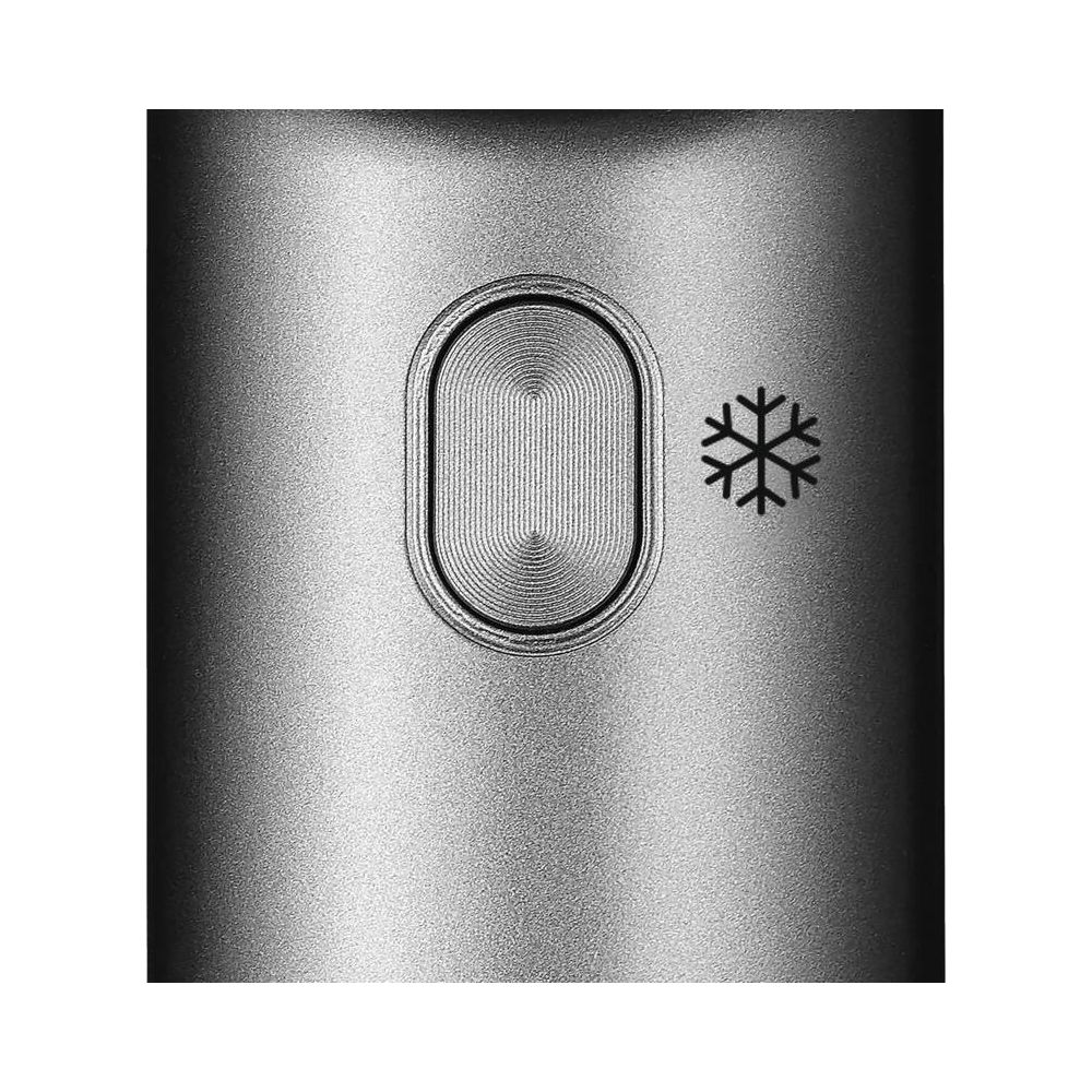 Un botón metálico y un icono de copo de nieve sobre una superficie cepillada.