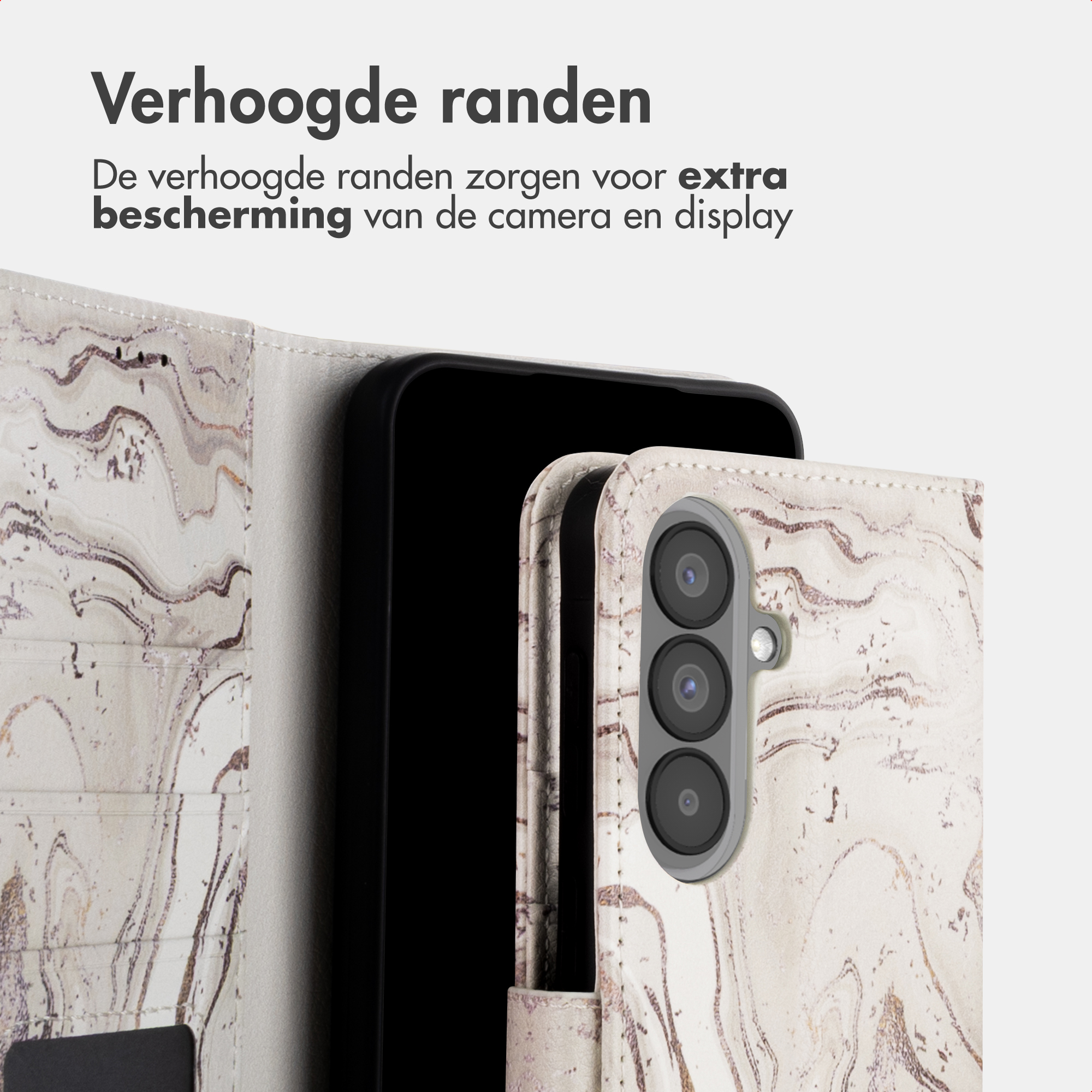 Ein Handy mit Marmormuster-Hülle und erhöhten Rändern, die Kamera ist sichtbar.
