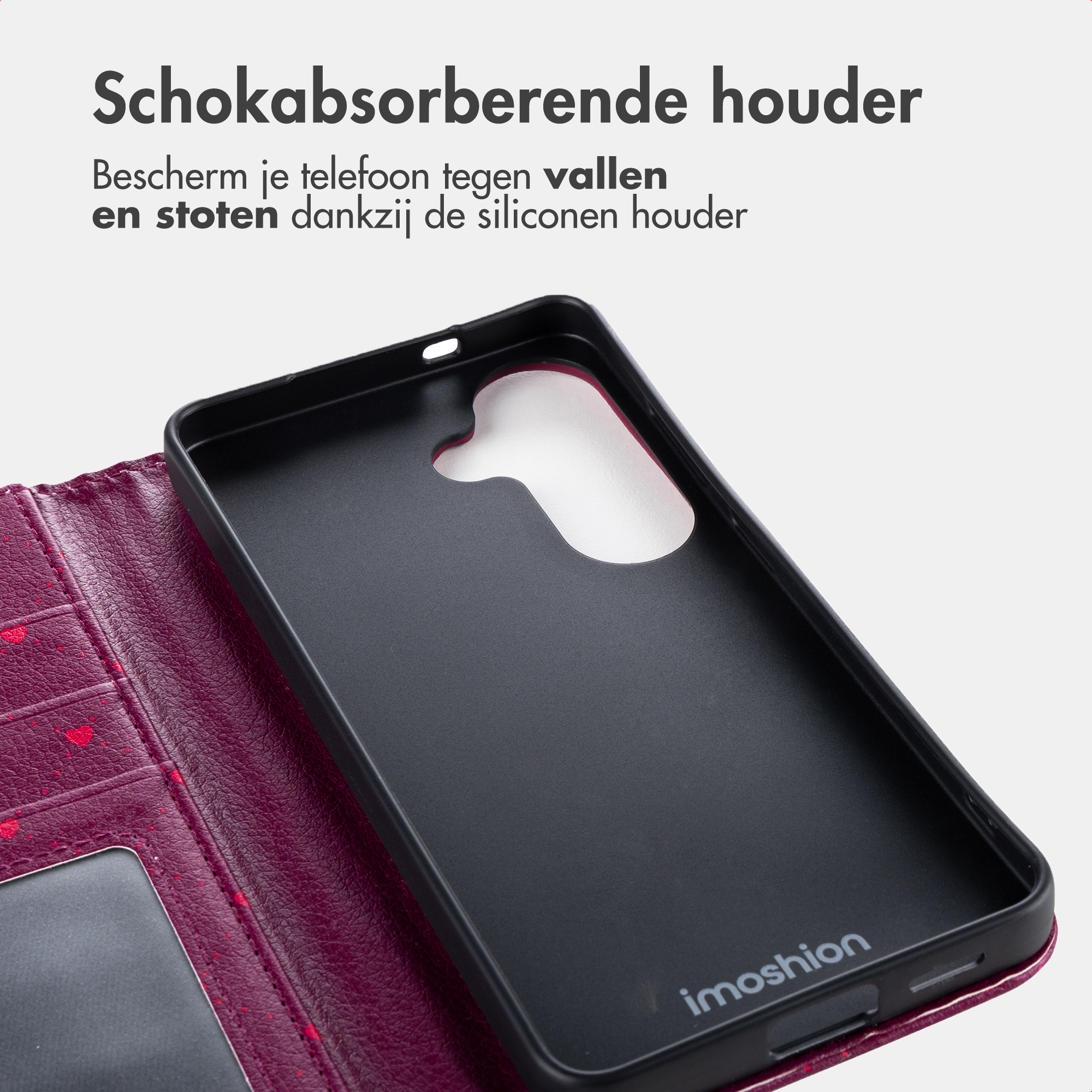 Een paarse telefoonhoes met rode hartjes en een zwart inzetstuk.