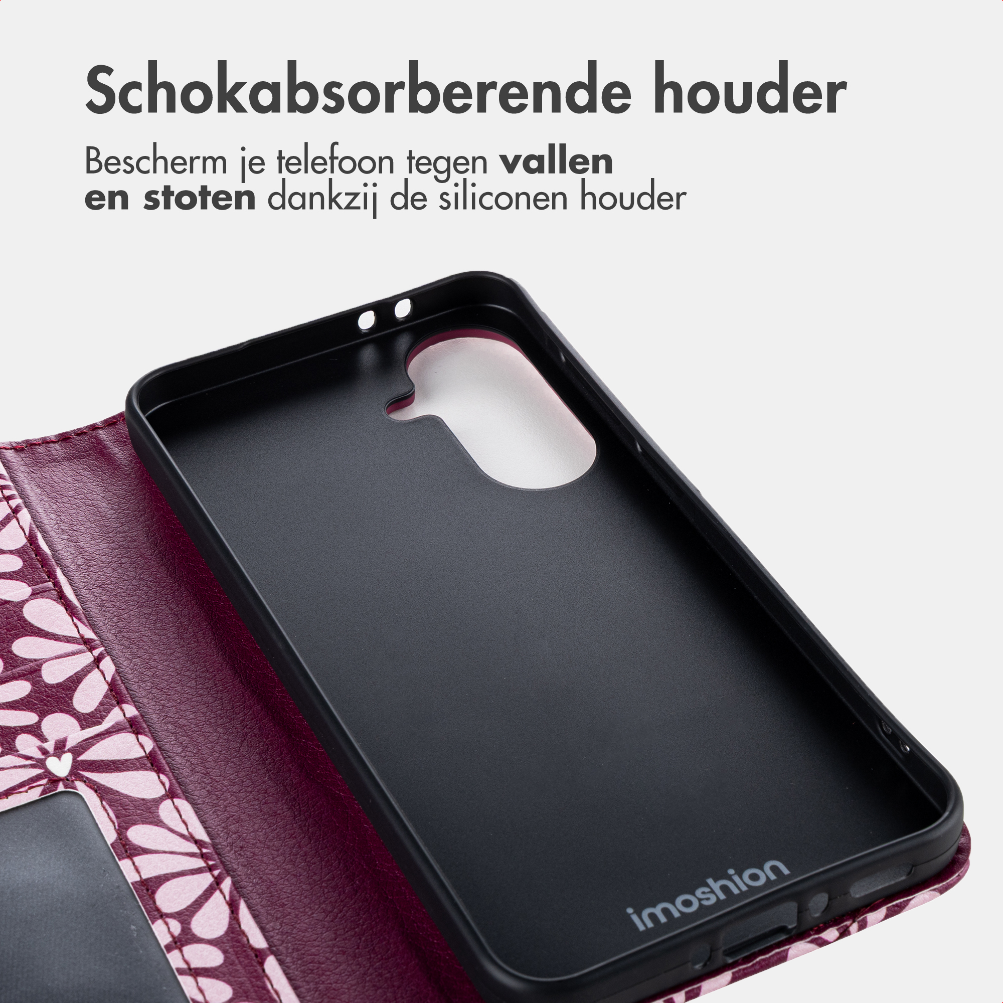 Ein dunkles Silikon-Handyhülle-Innere auf einem gemusterten Hintergrund.