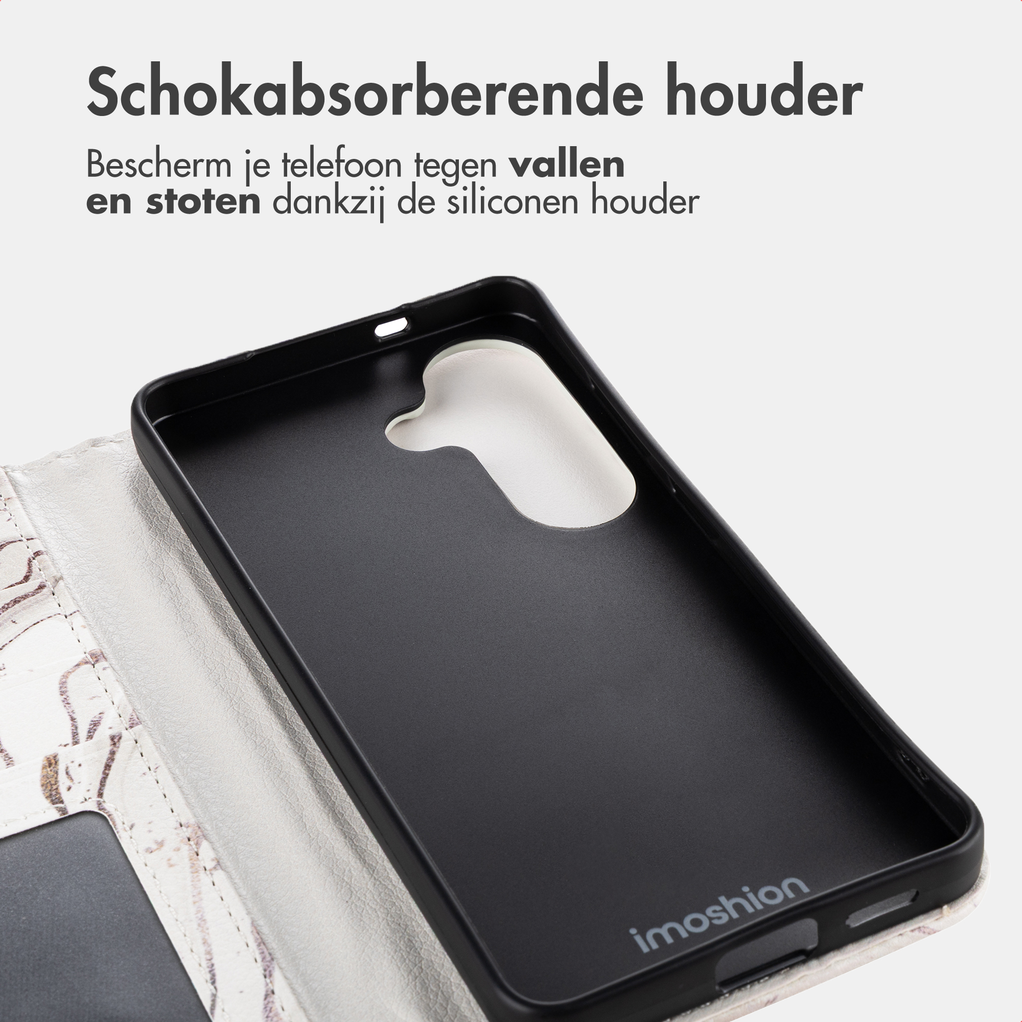 Zwarte telefoonhoes met marmerpatroon en logo aan de binnenkant.