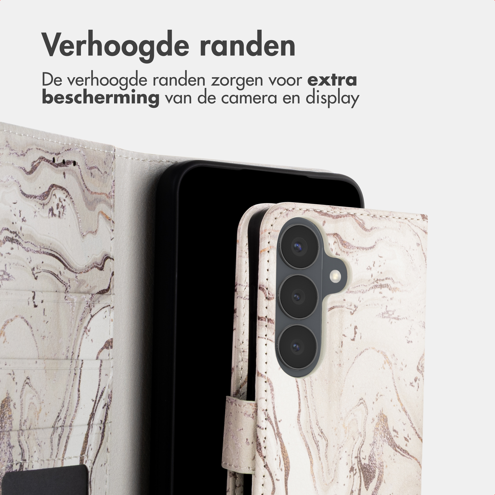 Telefoon met marmeren hoes en verhoogde randen voor extra bescherming.