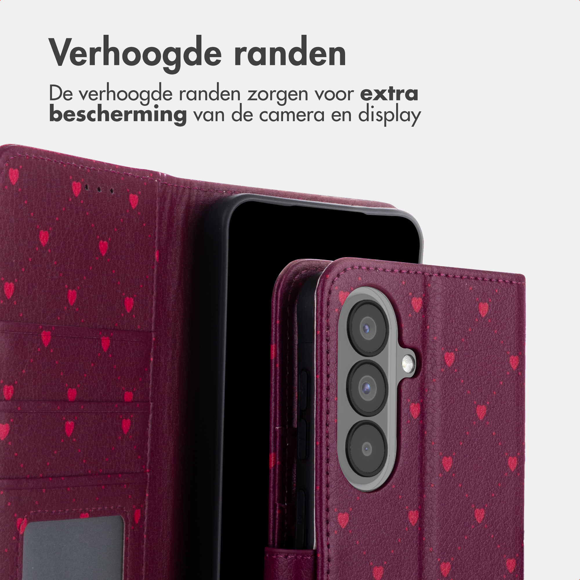Ein dunkelrotes Handycover mit Herzmuster und erhabenem Rand für extra Schutz.