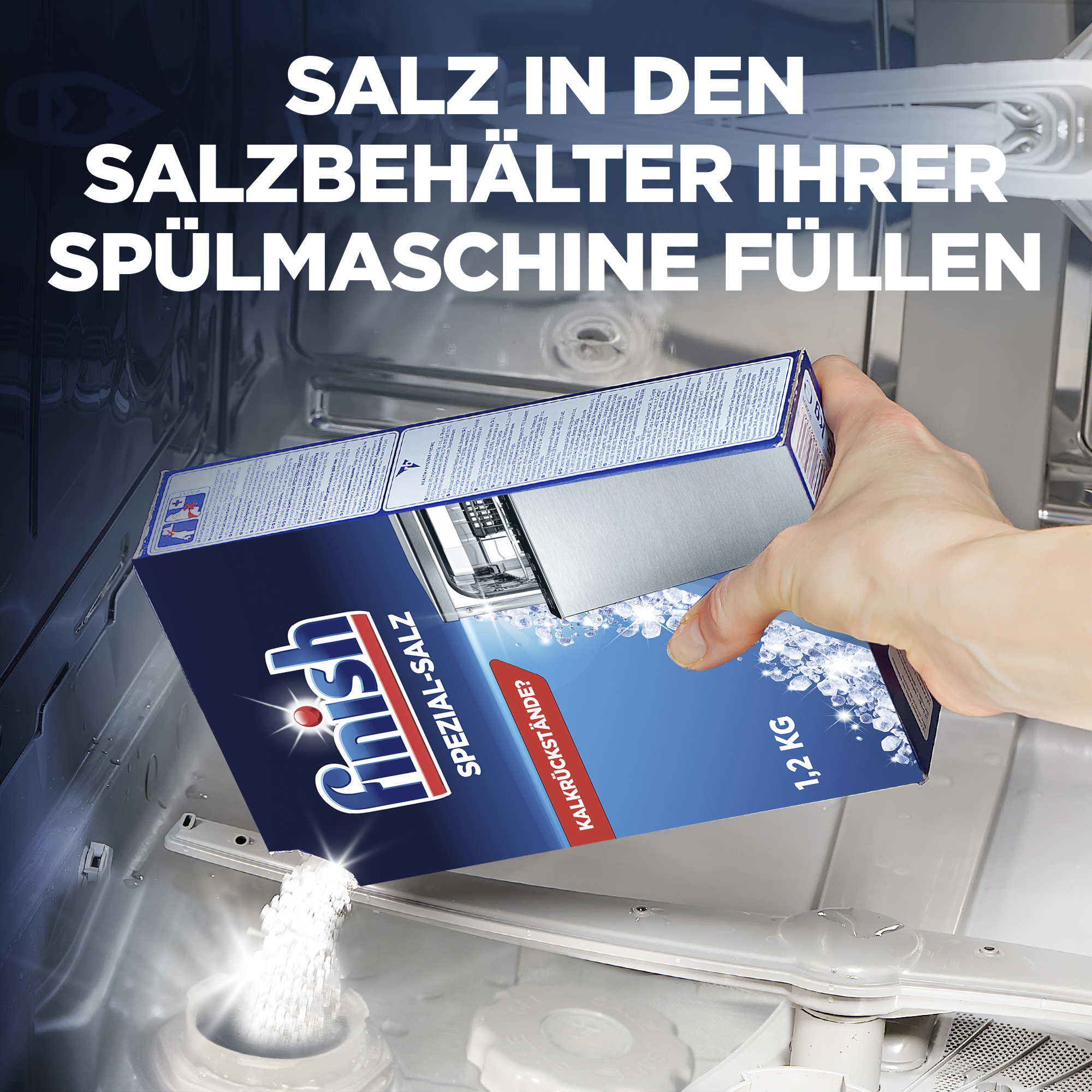 Hand füllt Salz aus Finish-Packung in Geschirrspüler-Salzbehälter.