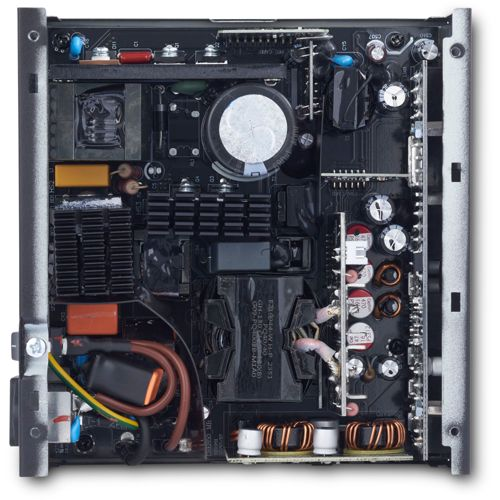 Vue intérieure d'une carte de circuit d'alimentation d'ordinateur avec composants et fils.