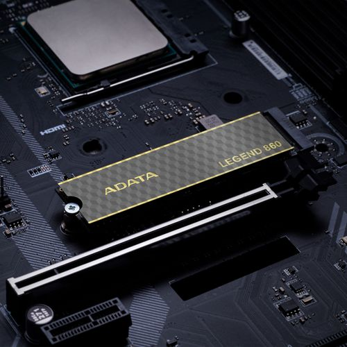 ADATA Legend 860 SSD op een moederbord met CPU.