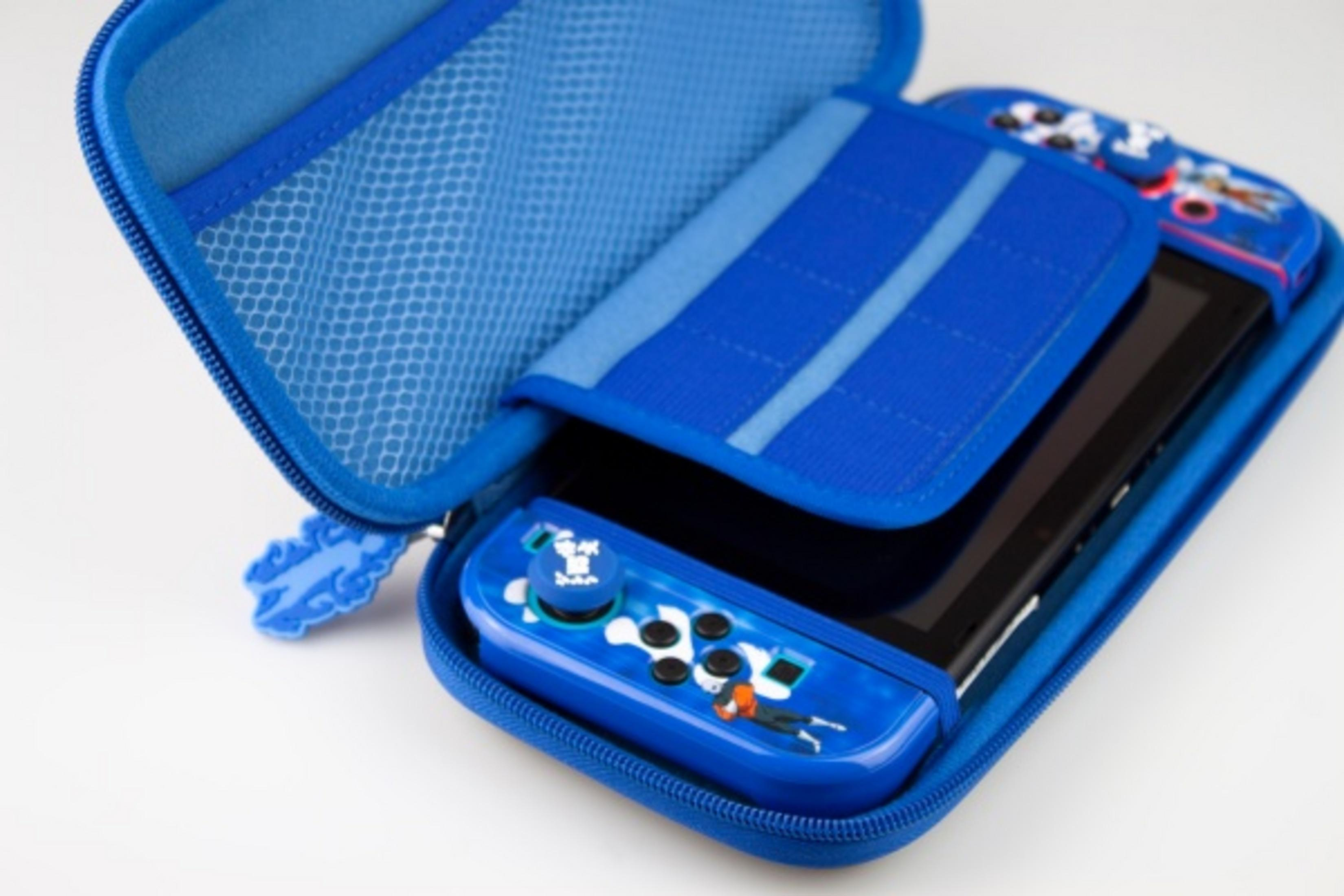 Un estuche azul para Nintendo Switch con un dispositivo de juego dentro.