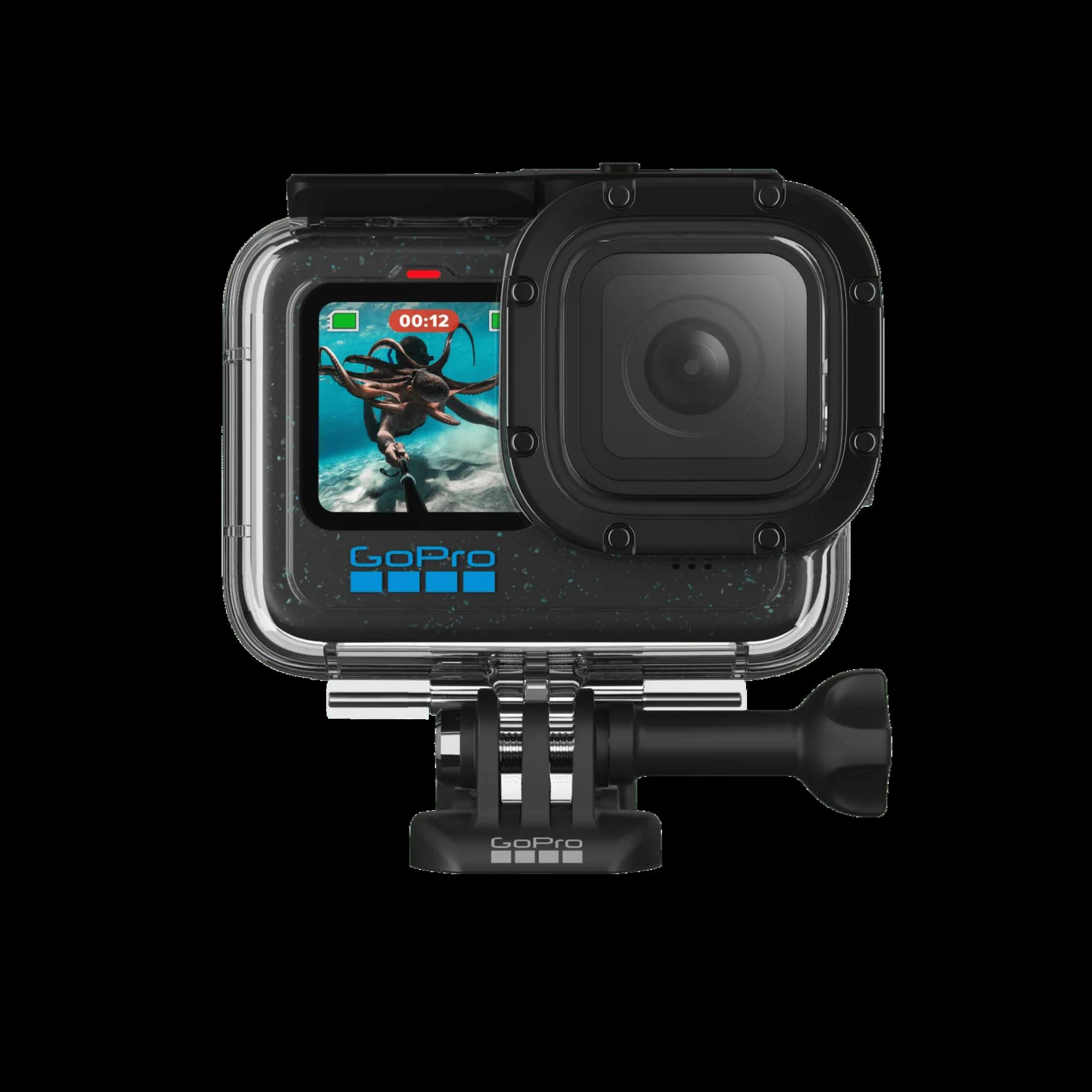 Una cámara GoPro negra en carcasa impermeable transparente, mostrando imágenes submarinas en pantalla.