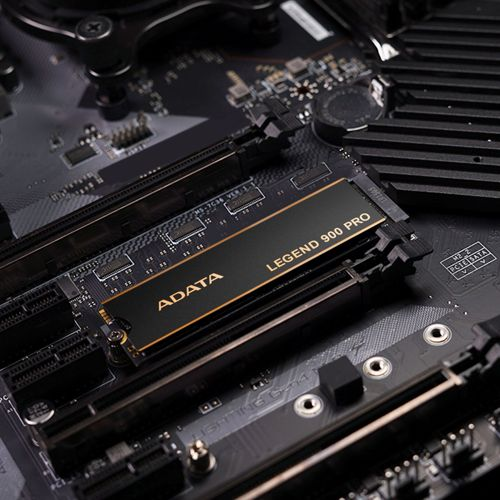 SSD Adata Legend 900 Pro installato su una scheda madre nera con accenti dorati.