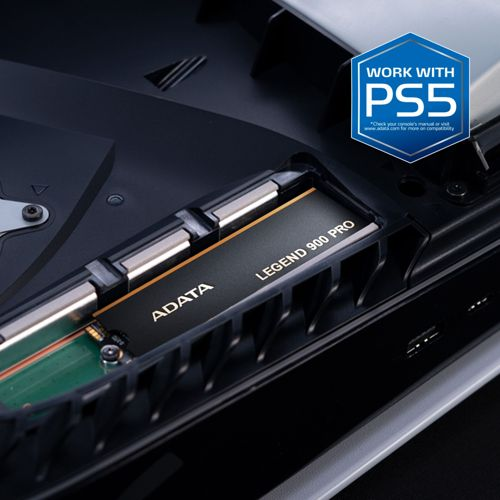 SSD ADATA LEGEND 900 PRO installato in una console PS5. Logo "Work with PS5".