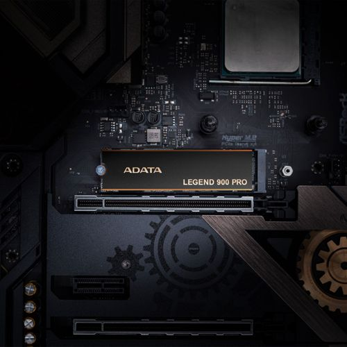 ADATA Legend 900 Pro SSD op een moederbord met CPU en ventilatoren.