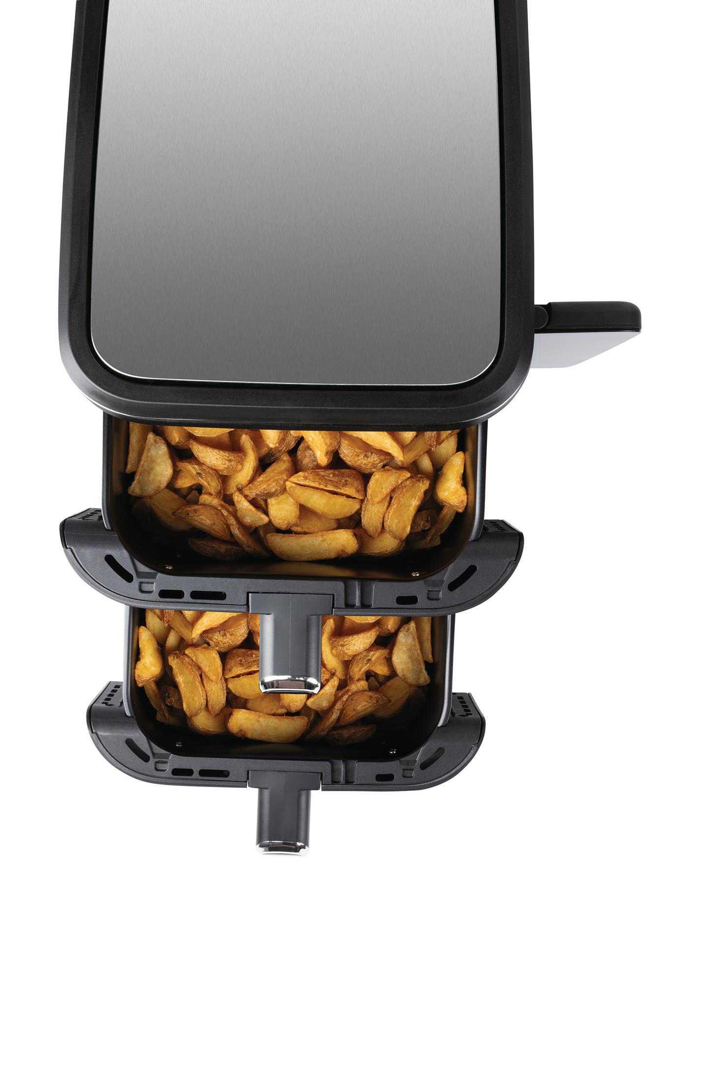 Una friggitrice ad aria nera a doppio piano con due cestelli riempiti di spicchi di patate dorati.