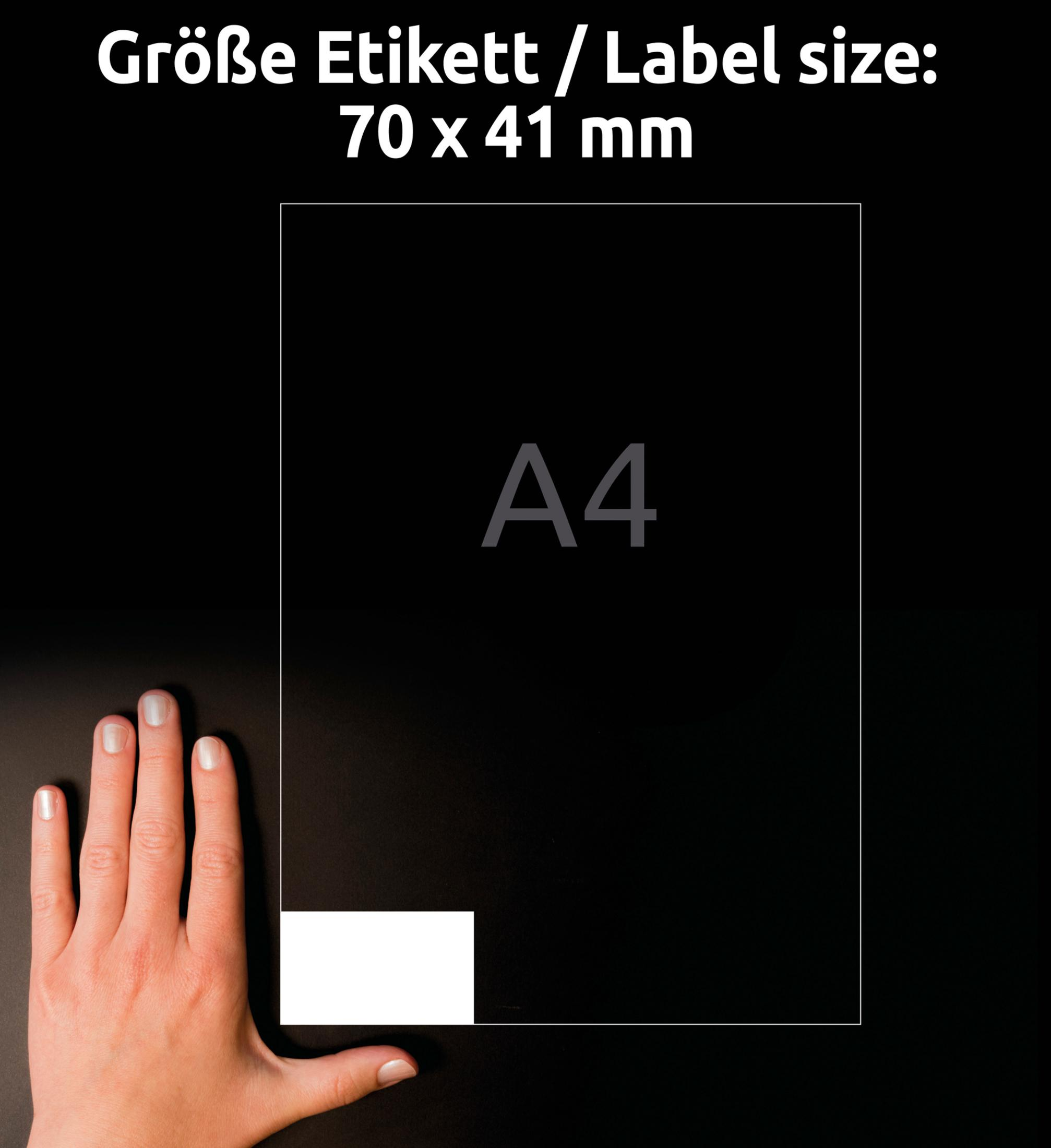 Hand neben A4 Blatt mit Aufklebergröße 70x41mm.