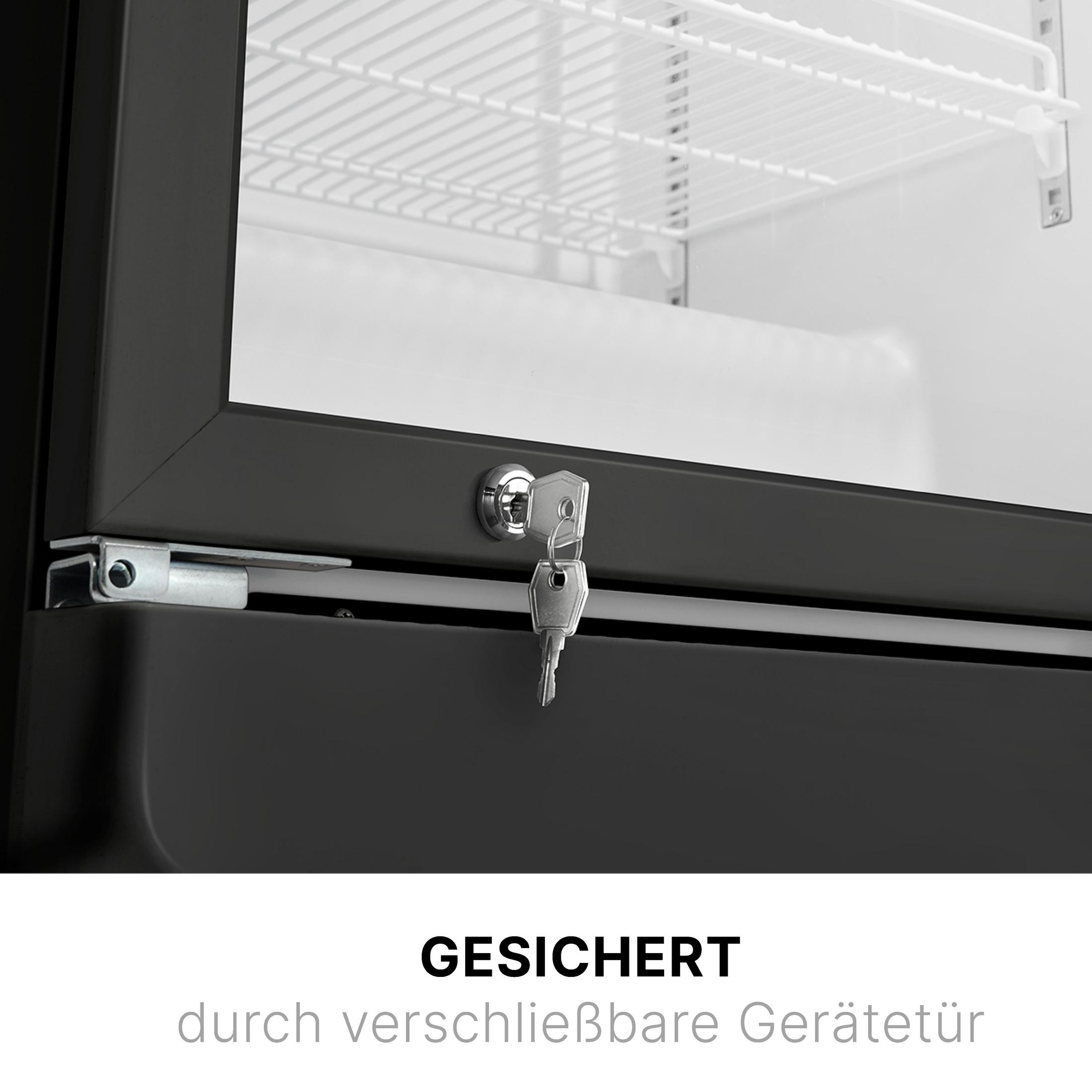 Ein silberner Schlüssel steckt in einem Schloss an einer schwarzen Tür.