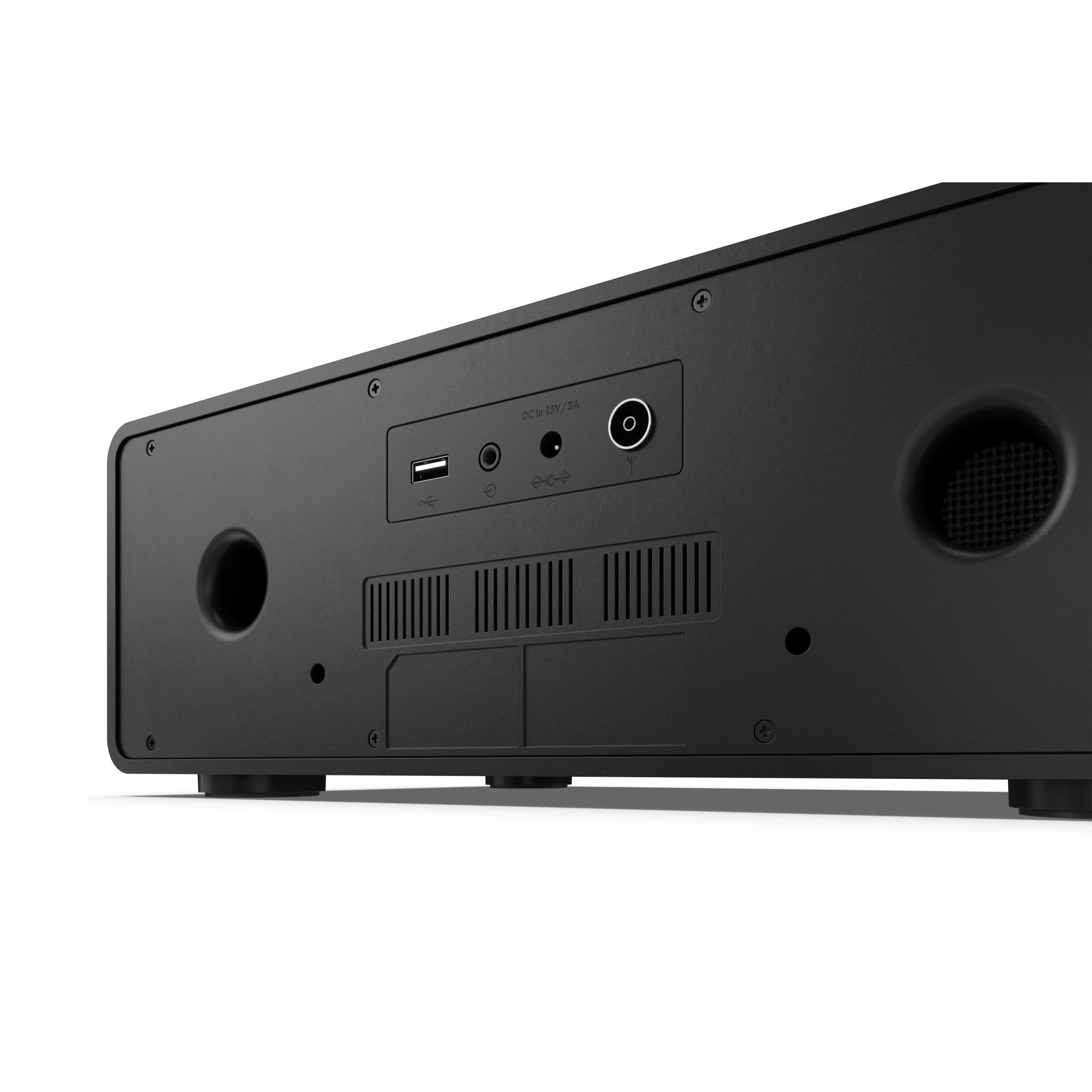 Parte trasera de un altavoz negro con puertos: USB, jack, DC-in y antena.