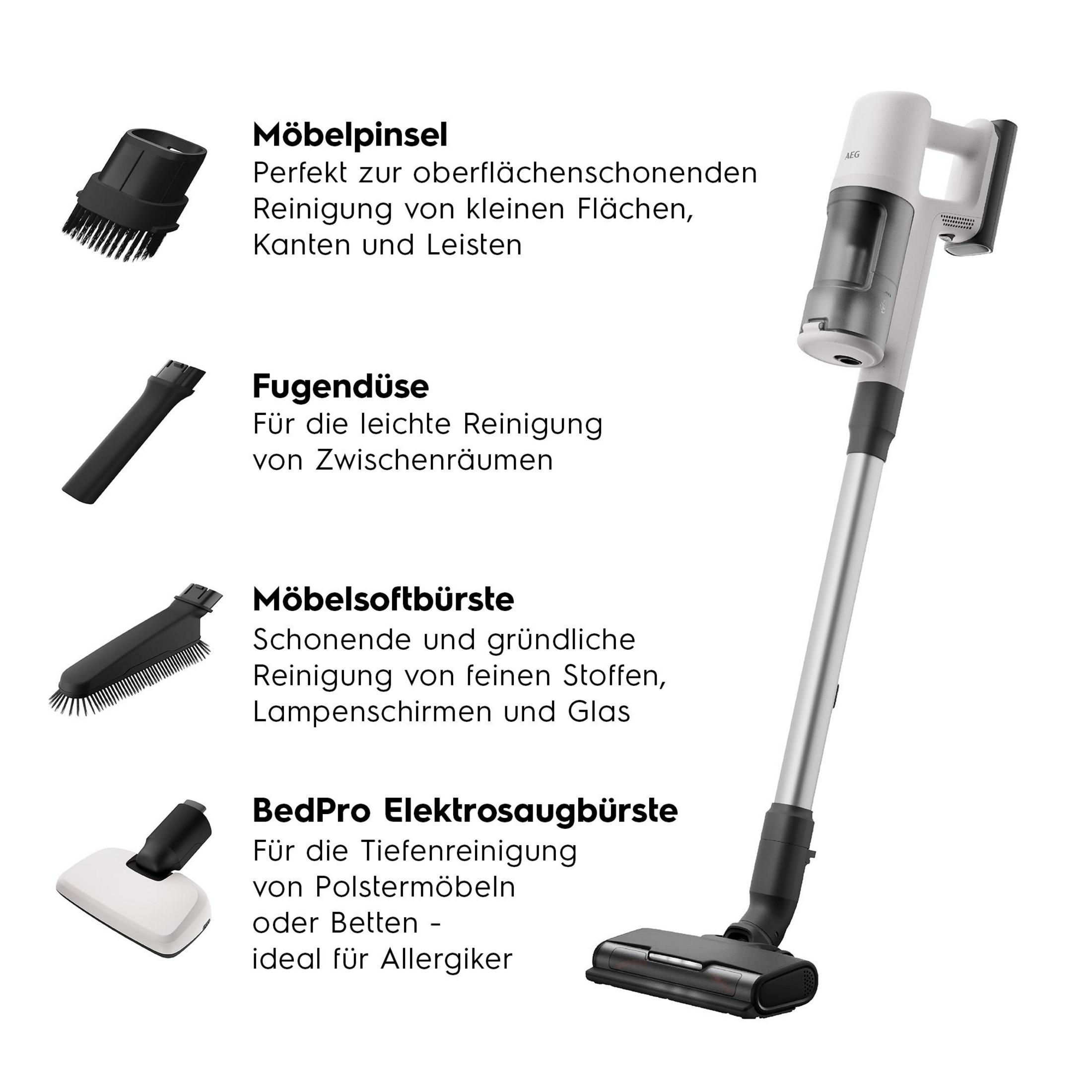 Ein AEG Akkusauger mit mehreren Aufsätzen: Möbelpinsel, Fugendüse, Möbelsoftbürste, Elektrosaugbürste.
