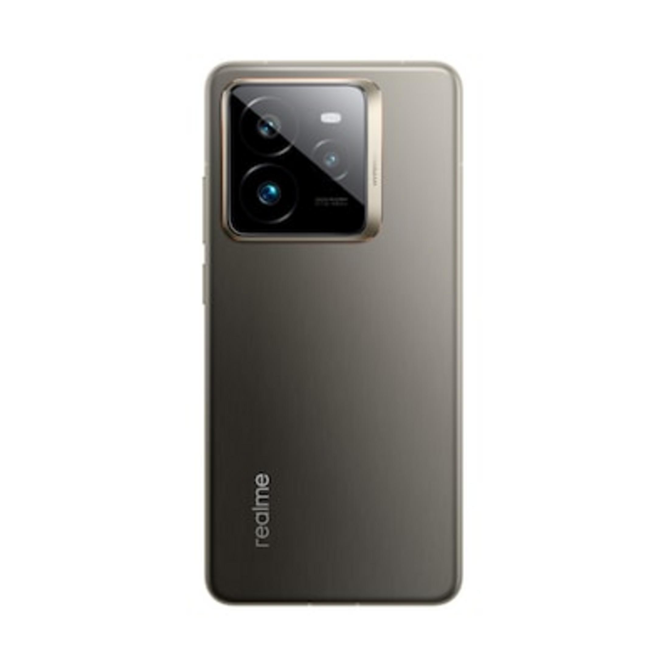Rückseite eines grauen Smartphones mit dreifacher Kamera und Realme-Logo.