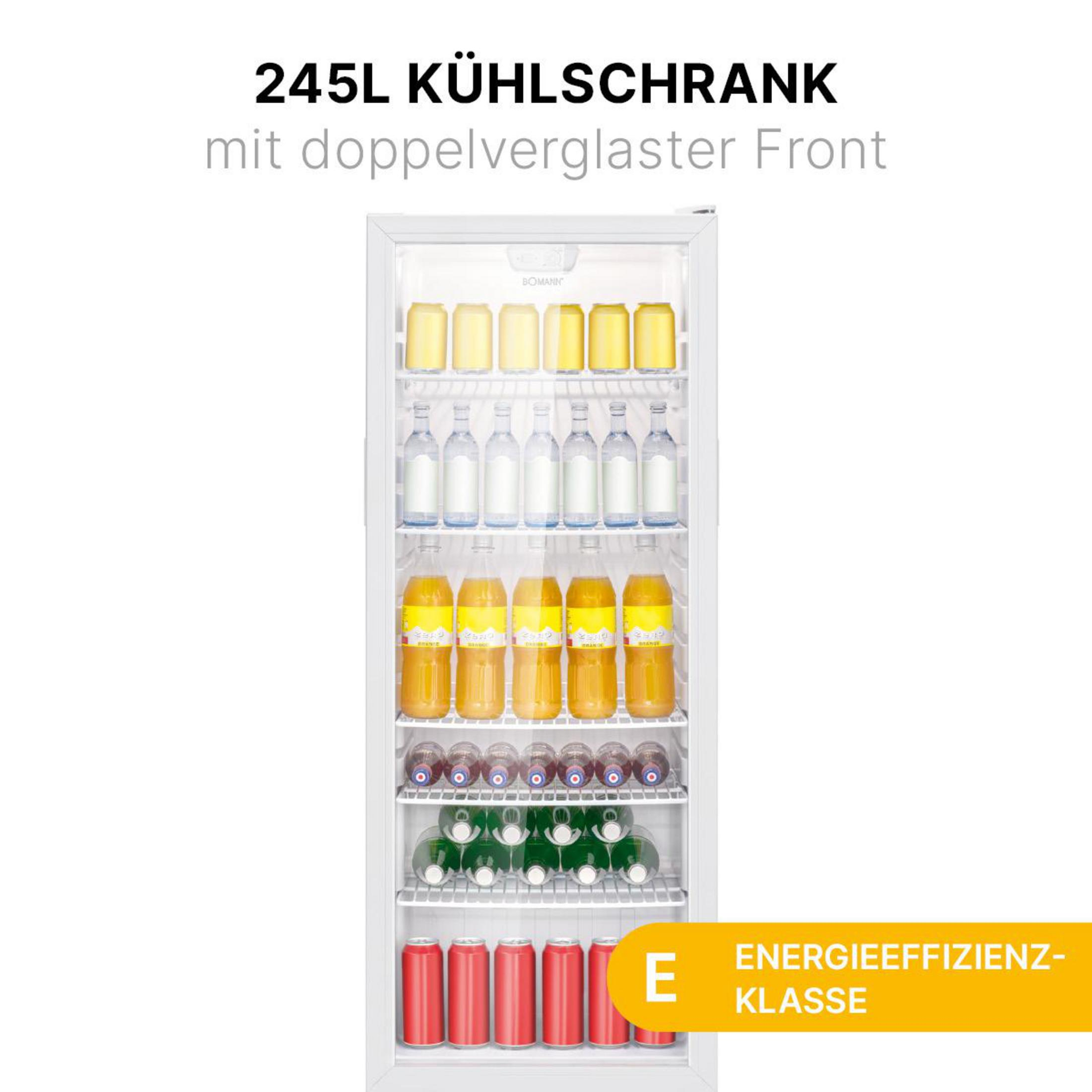 Ein weißer Kühlschrank mit Glastür, gefüllt mit gelben Dosen, Flaschen und Getränken.
