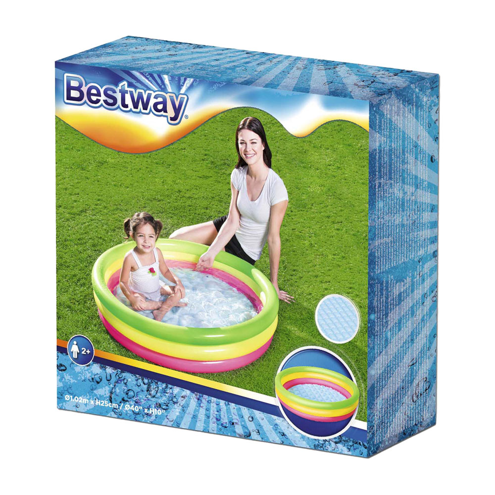 Piscina inflable Bestway con madre e hija en césped.