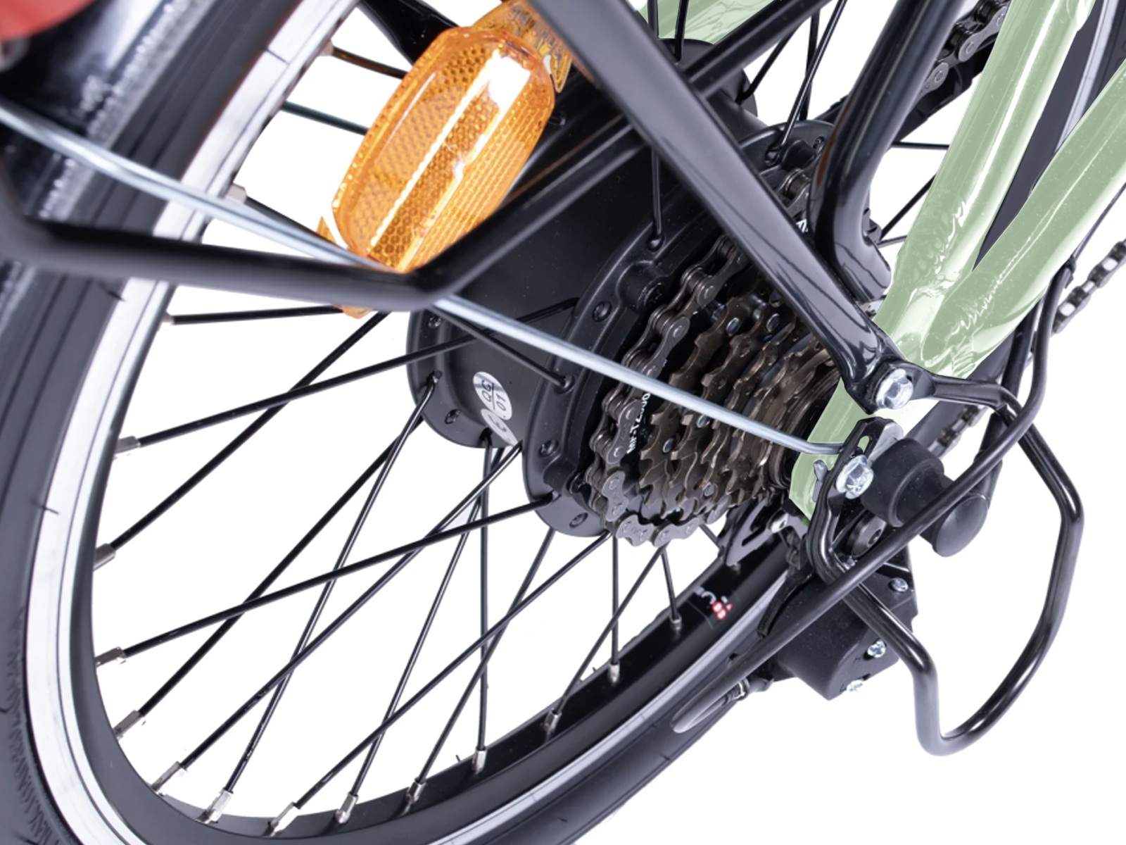 Nahaufnahme des Fahrradgetriebes mit Zahnkranz, Kette und Reflektor.
