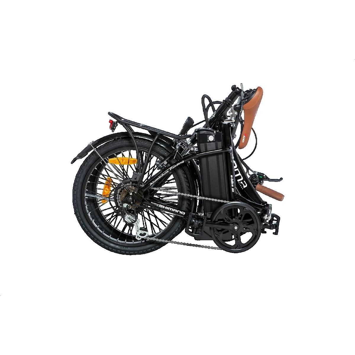 E-bike nera piegata con sella marrone, portapacchi e ingranaggi visibili.