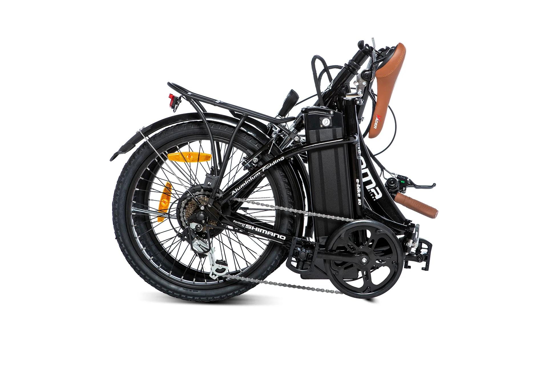 Bici elettrica pieghevole nera con manopole marroni, portapacchi e batteria.