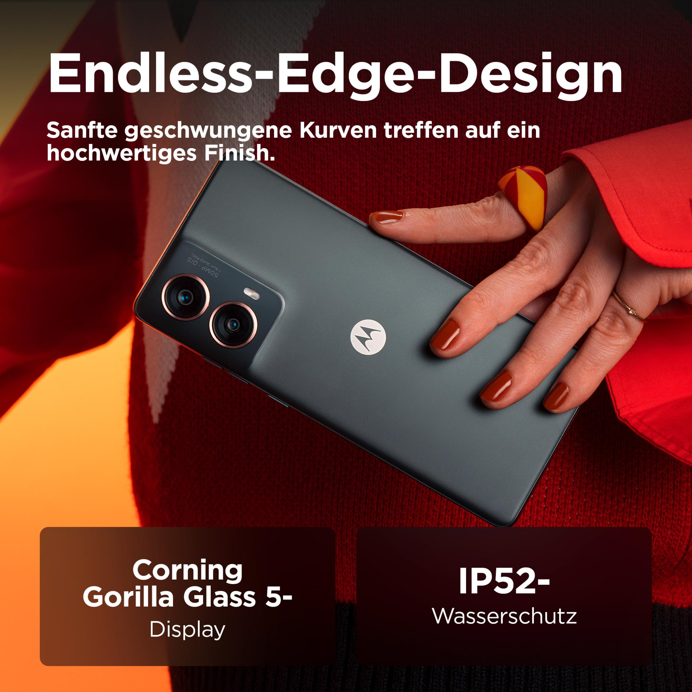 Ein Mann hält ein dunkles Motorola Smartphone mit "Endless-Edge-Design".